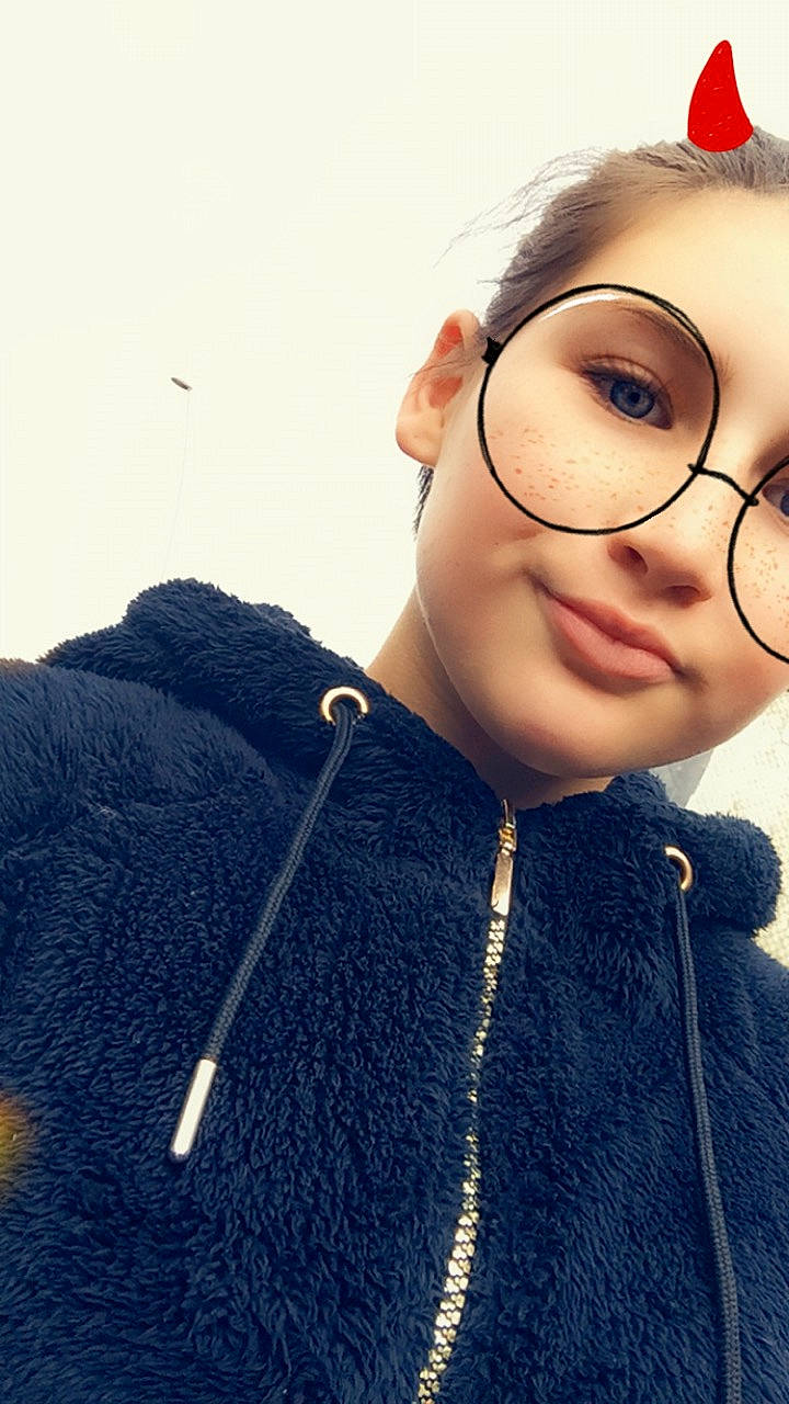 Emma Cousinet a rejoint le concours — aidez-le/la à gagner de superbes lots ! black_hair, cheek, chin, cool, denim, ear, eye, eyebrow, eyewear, face, forehead, glasses, lip, neck, nose, outerwear, person, photography, selfie, smile