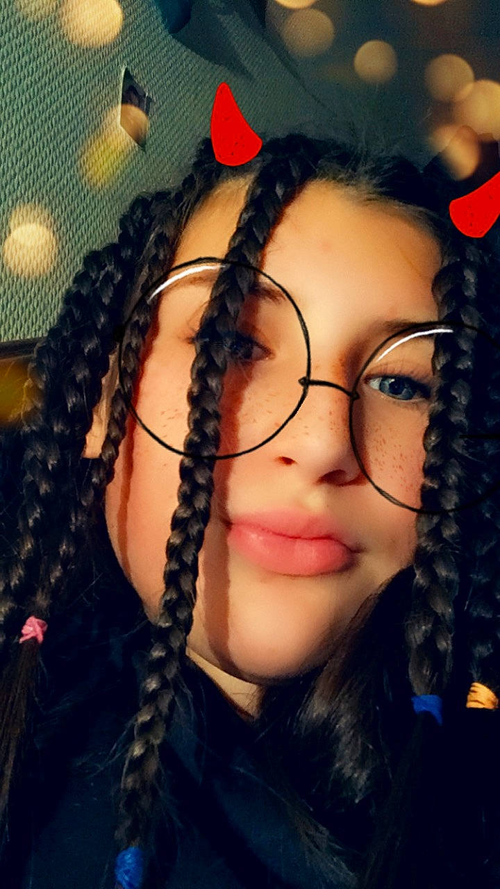 Emma Cousinet a rejoint le concours — aidez-le/la à gagner de superbes lots ! black_hair, braid, cool, dreadlocks, eyebrow, eyewear, forehead, french_braid, glasses, hair, hair_coloring, hairstyle, lip, long_hair, person, pigtail, ringlet, selfie