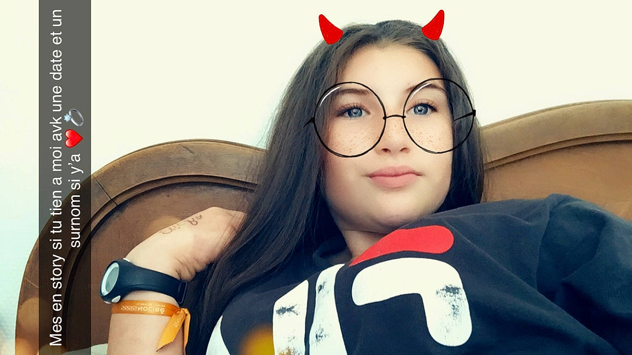 Emma Cousinet a rejoint le concours — aidez-le/la à gagner de superbes lots ! black_hair, cool, ear, eyebrow, eyewear, forehead, glasses, hair, lip, nose, person, photography, selfie, smile, vision_care