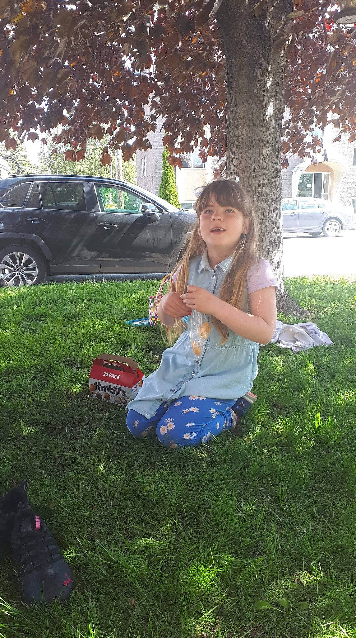 Celeste participe au concours pour gagner de l'argent avec cette photo : automotive_lighting, car, fun, grass, grass_family, happy, land_vehicle, lawn, leaf, leisure, people_in_nature, person, plant, recreation, sunlight, tints_and_shades, tire, tree, vehicle, vehicle_door