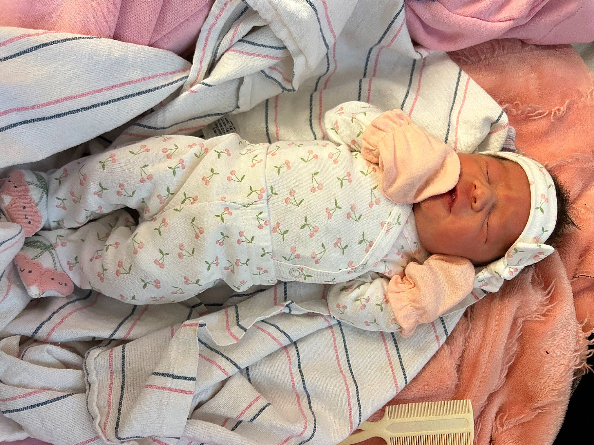 Yasely is registered to the contest to win money with this photo: baby, baby_products, baby_sleeping, baby_toddler_clothing, child, comfort, event, headwear, health_care, hospital, linens, medical, medical_procedure, nap, patient, pattern, peach, person, room, service