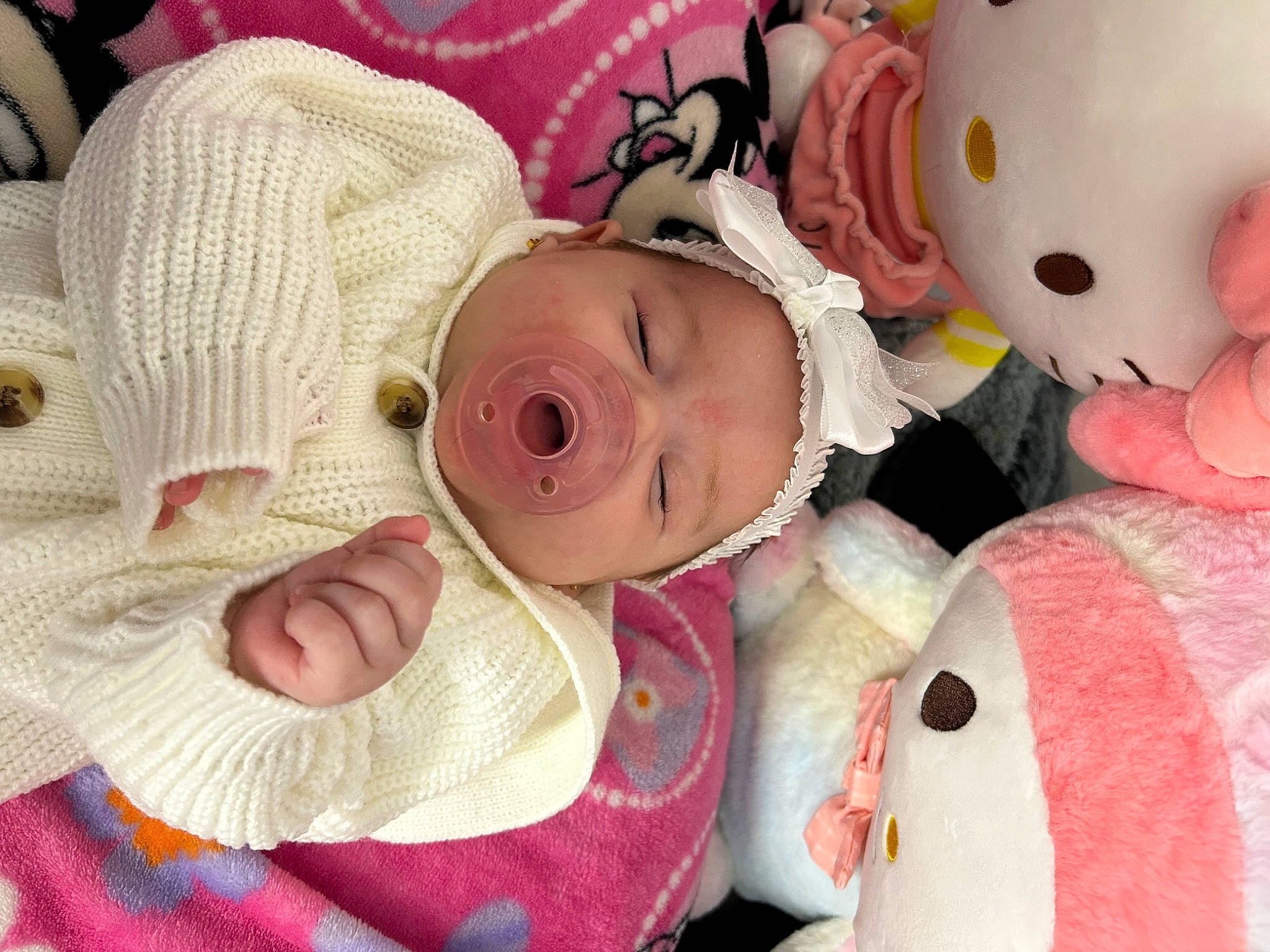 Yasely is registered to the contest to win money with this photo: baby, baby_products, baby_sleeping, baby_toddler_clothing, baby_toys, cheek, child, comfort, eye, fashion_accessory, hat, head, headgear, linens, person, pink, plush, product, room, skin