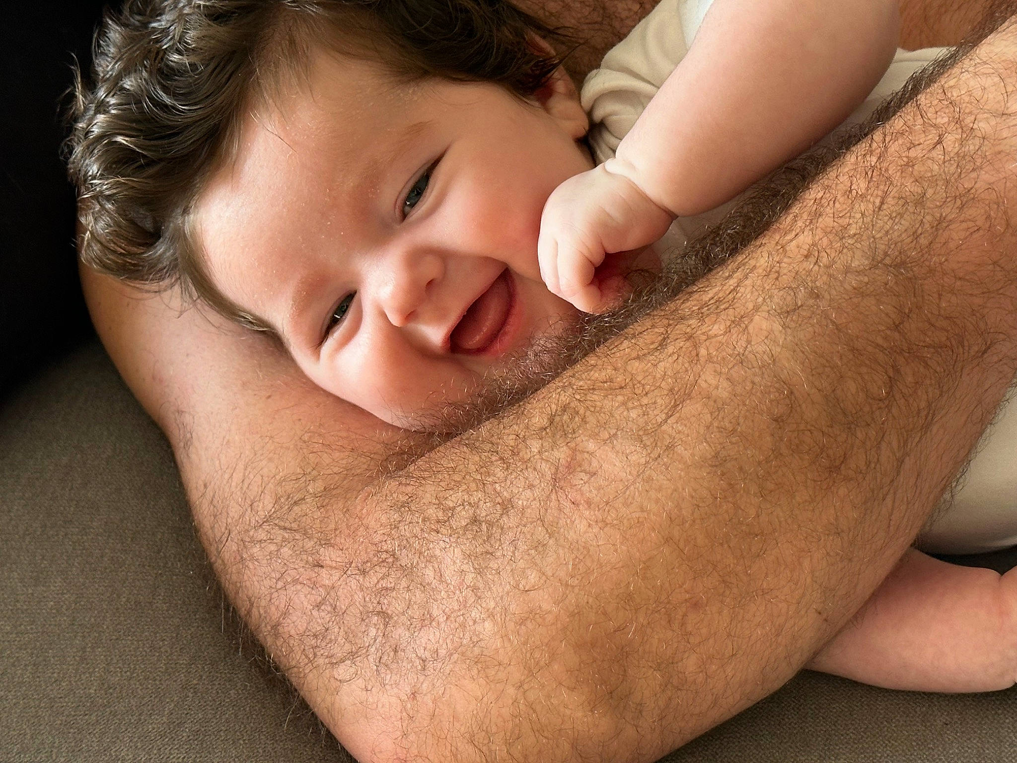 Lya participe au concours pour gagner de l'argent avec cette photo : cheek, chest, comfort, elbow, eyelash, finger, flash_photography, gesture, hair, hand, happy, head, human_body, joy, lip, neck, nose, person, shoulder, skin