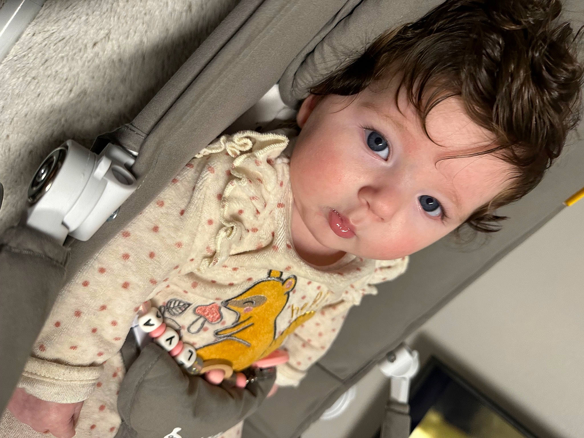 Lya participe au concours pour gagner de l'argent avec cette photo : baby, baby_toddler_clothing, cheek, child, chin, eye, eyelash, face, facial_expression, hairstyle, happy, human_body, lip, mammal, mouth, nose, person, skin, sleeve, smile