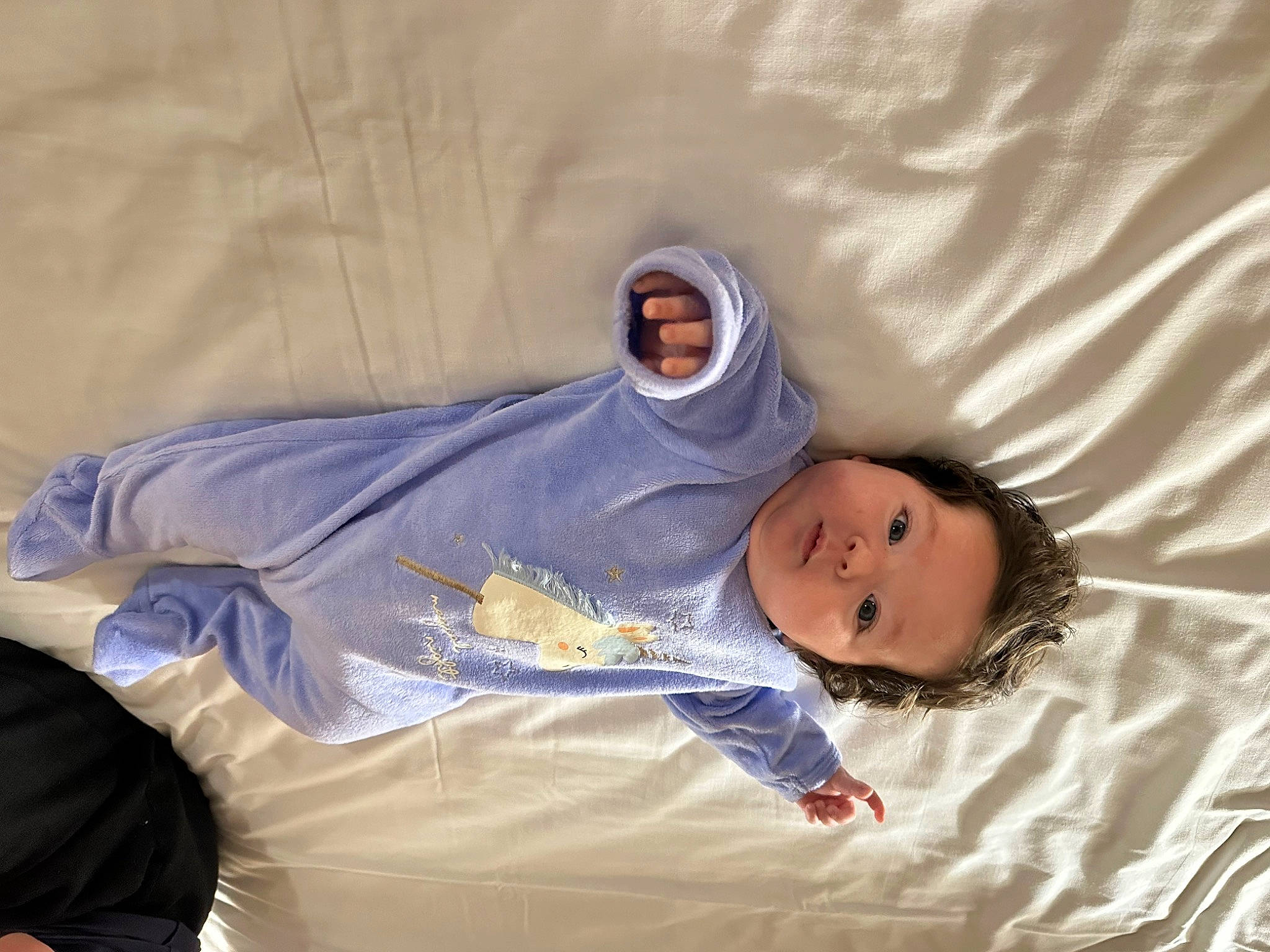Lya participe au concours pour gagner de l'argent avec cette photo : baby, baby_products, baby_toddler_clothing, bed, bed_sheet, bedding, bedtime, child, comfort, fun, happy, human_body, linens, nap, person, room, sleep, sleeve, smile, toddler