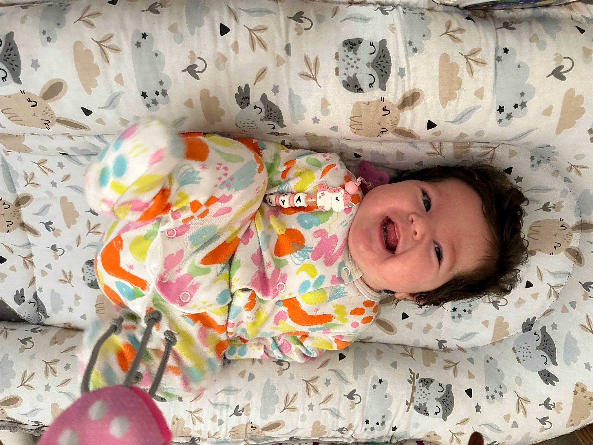 Lya participe au concours pour gagner de l'argent avec cette photo : baby, baby_products, baby_toddler_clothing, balloon, bed, bed_sheet, bedding, child, comfort, eye, fun, happy, linens, pattern, person, product, room, smile, textile, toddler