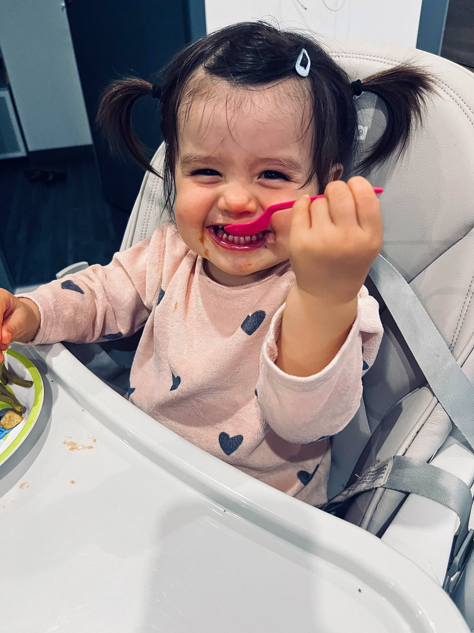 Nina a rejoint le concours — aidez-le/la à gagner de superbes lots ! arm, automotive_design, child, comfort, eyebrow, eyelash, finger, fun, gesture, hairstyle, hand, happy, joy, leisure, mouth, person, sitting, skin, smile, t_shirt