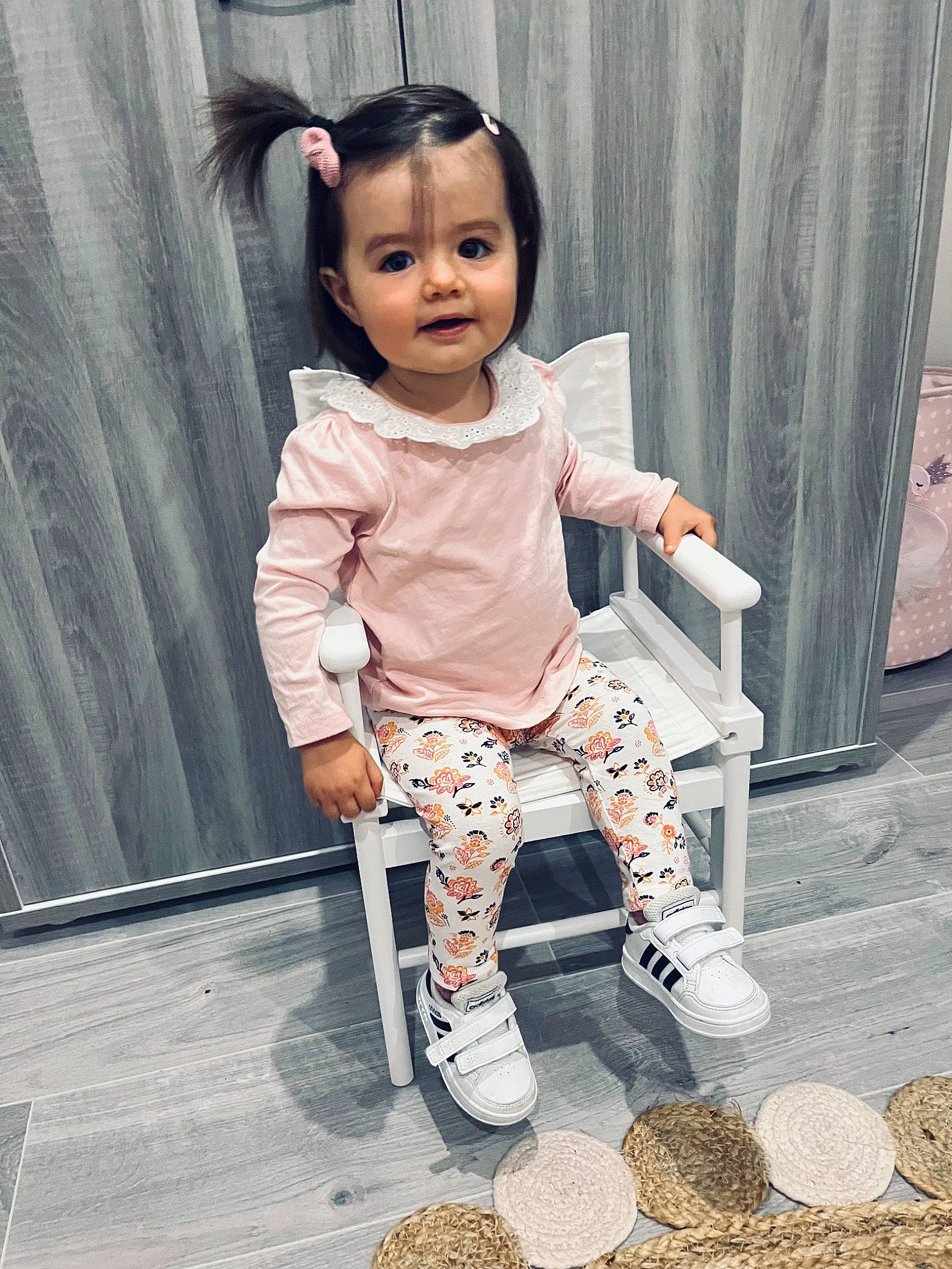 Nina participe au concours pour gagner de l'argent avec cette photo : arm, baby_toddler_clothing, beauty, child, face, fashion_design, happy, head, human, human_leg, joint, person, pink, sleeve, smile, standing, textile, thigh, toddler, waist