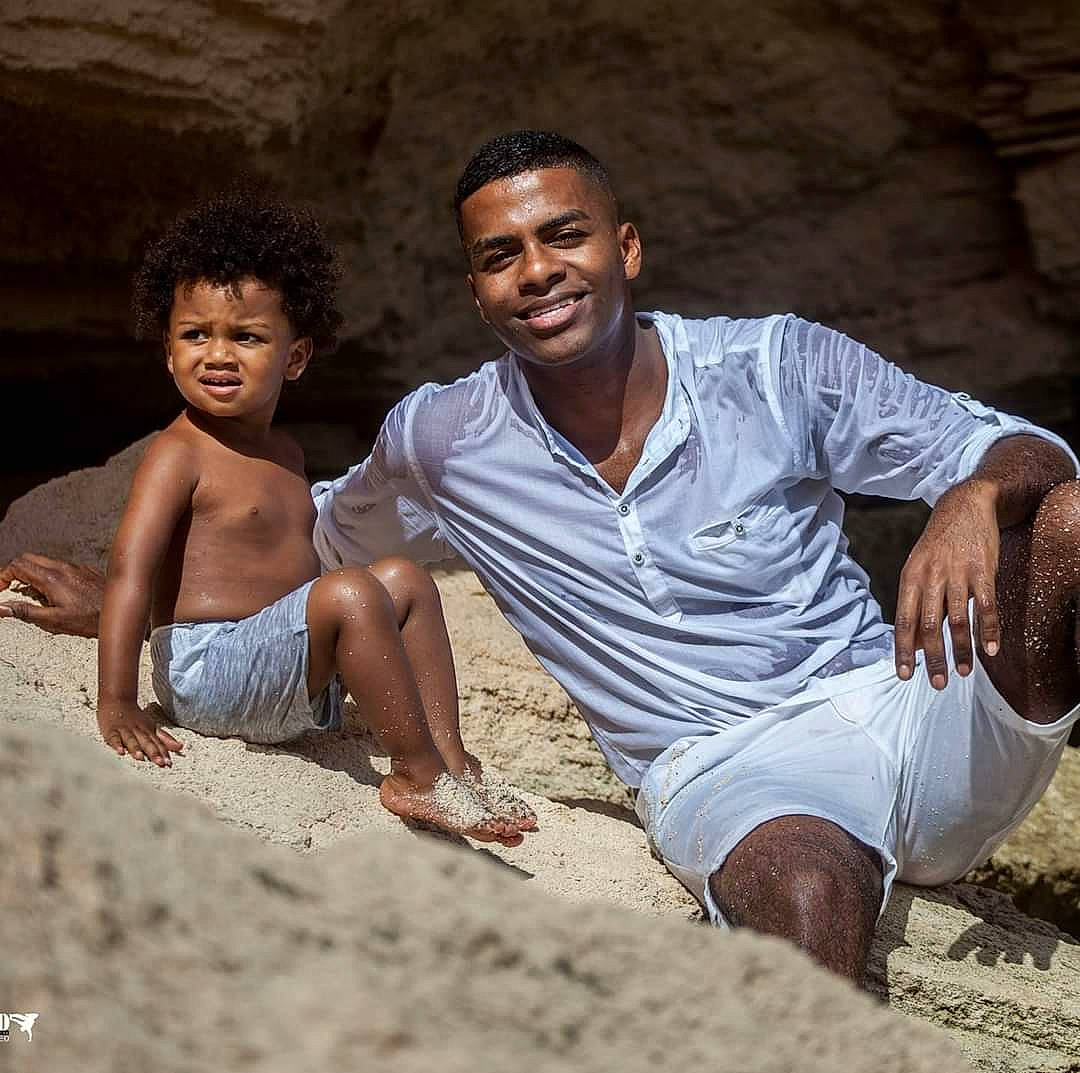 Caleb a rejoint le concours — aidez-le/la à gagner de superbes lots ! adaptation, child, cool, family, fun, happy, human, joy, muscle, people, person, photography, rock, sitting, smile, sorrow, tourism, vacation