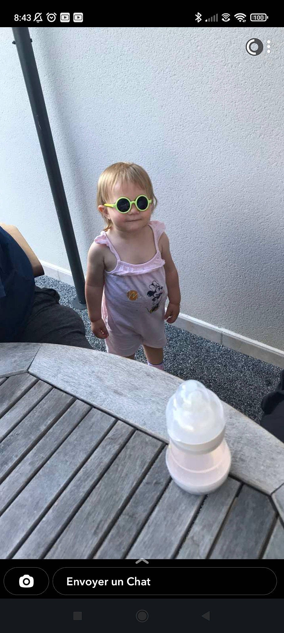 Lia a rejoint le concours — aidez-le/la à gagner de superbes lots ! child, eyewear, fun, glasses, goggles, happy, hardwood, human_leg, leisure, outdoor_furniture, person, roof, sitting, street_fashion, sunglasses, table, tableware, toddler, vision_care, white