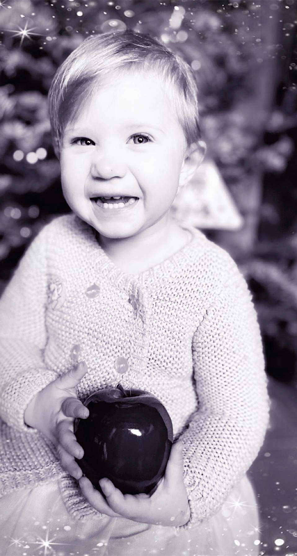 Lia a rejoint le concours — aidez-le/la à gagner de superbes lots ! black, cheek, eye, face, flash_photography, hairstyle, happy, head, human_body, iris, lip, nose, organ, people_in_nature, person, photograph, skin, sleeve, smile, standing