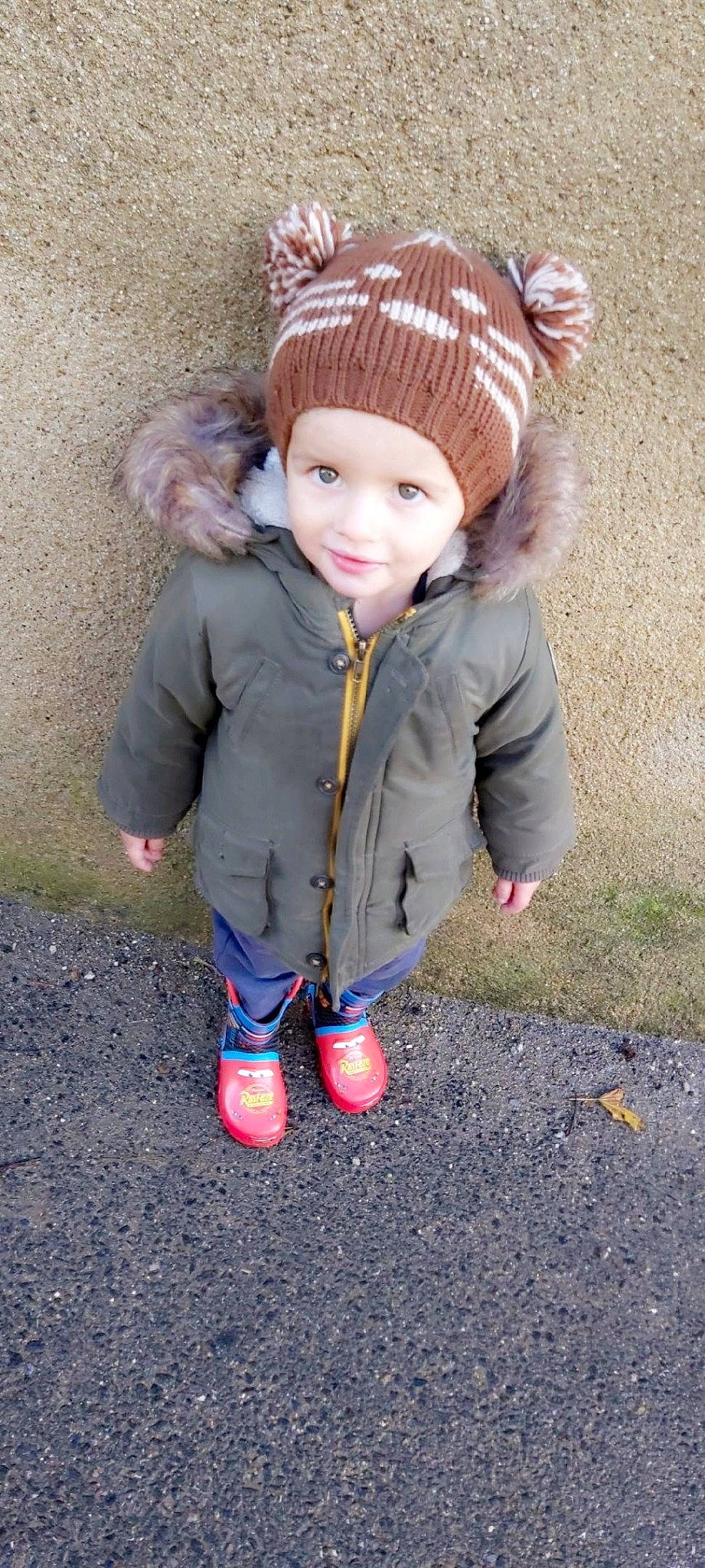 Nolan participe au concours pour gagner de l'argent avec cette photo : beanie, cap, cheek, child, fur, headgear, jacket, knit_cap, outerwear, person, plant, play, smile, toddler