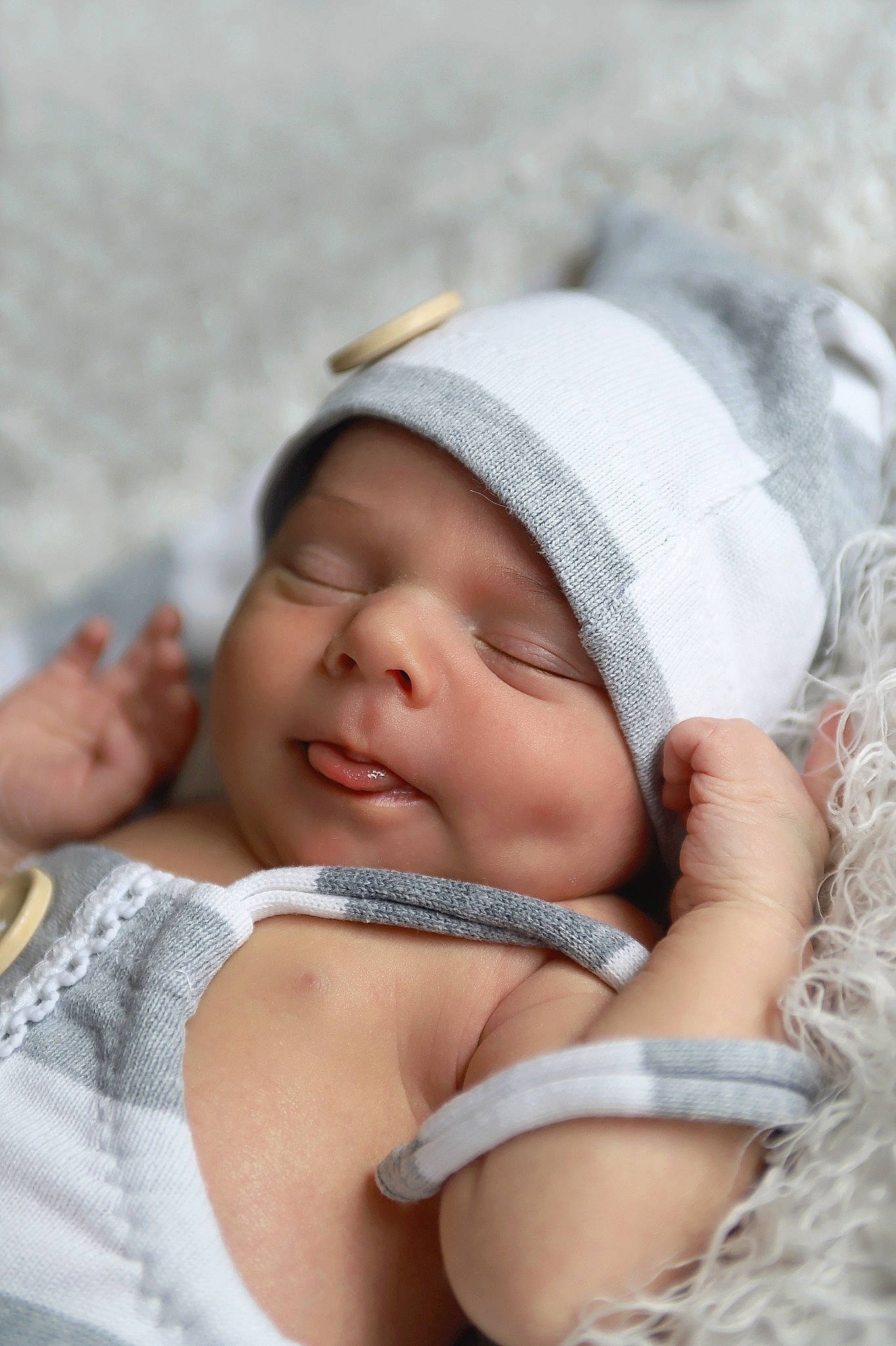 Priam a rejoint le concours — aidez-le/la à gagner de superbes lots ! baby, cap, cheek, child, comfort, face, fashion_accessory, finger, fun, gesture, grass, hand, happy, headwear, iris, linens, lip, nose, person, skin