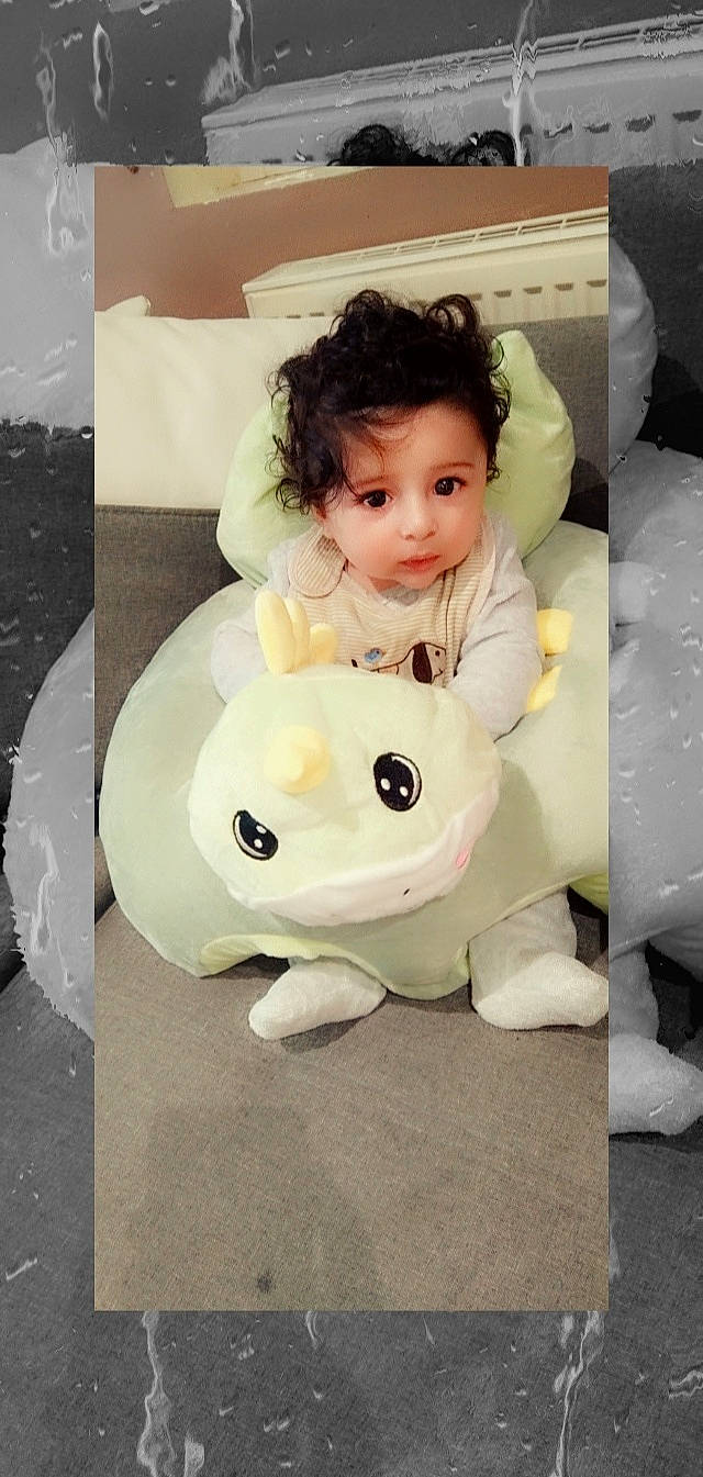 Miran participe au concours pour gagner de l'argent avec cette photo : baby_products, baby_toddler_clothing, baby_toys, child, clothing, comfort, doll, eye, eyelash, hair, happy, head, nose, person, plush, sitting, skin, sleeve, stuffed_toy, toddler