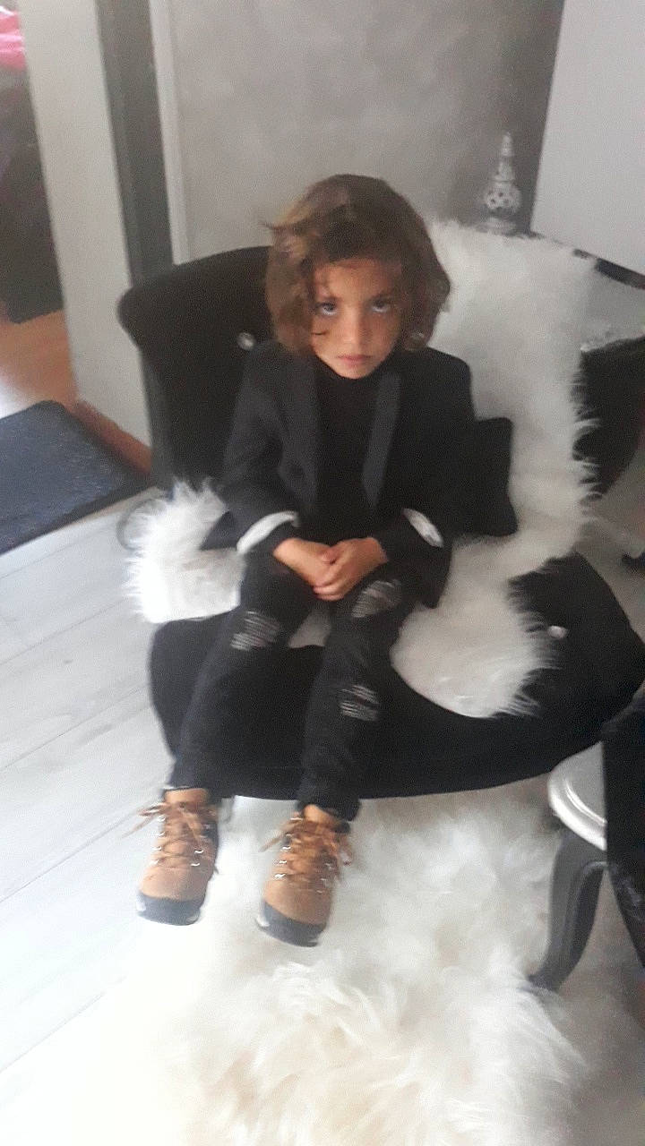 Kenzi a rejoint le concours — aidez-le/la à gagner de superbes lots ! fashion, formal_wear, fur, furniture, girl, outerwear, person, product, shoe, suit, textile, top, tuxedo, white