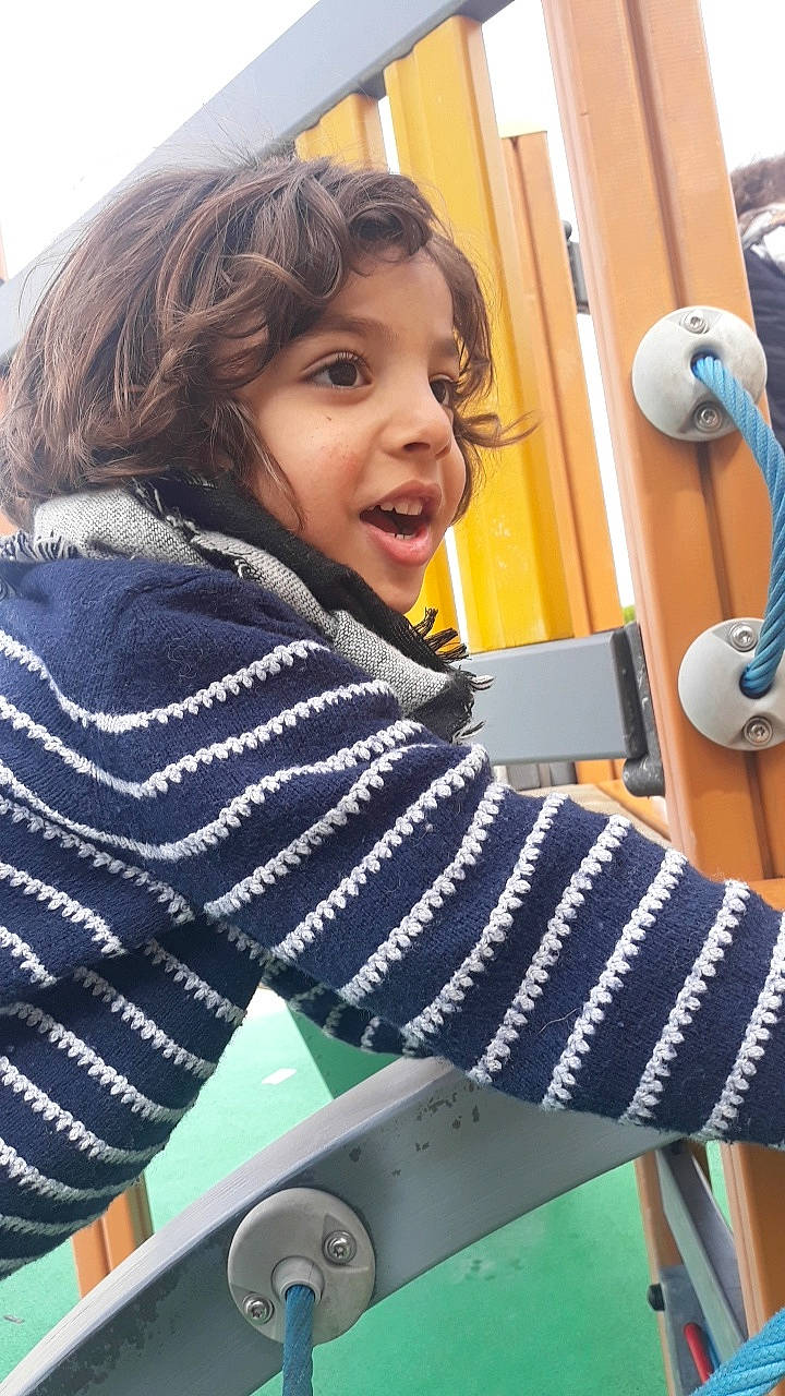 Kenzi participe au concours pour gagner de l'argent avec cette photo : arm, child, fun, girl, hair, hairstyle, person, product, smile