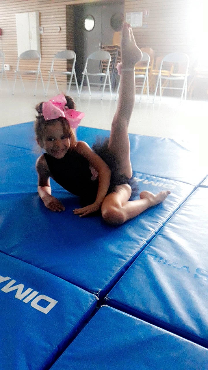 Dina participe au concours pour gagner de l'argent avec cette photo : arm, blue, fun, girl, gymnastics, indoor_games_and_sports, joint, joy, knee, leg, leisure, mat, muscle, person, physical_exercise, physical_fitness, room, shoulder, sport_venue, thigh