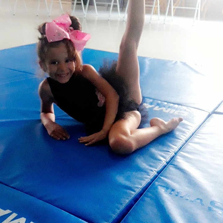 Dina participe au concours pour gagner de l'argent avec cette photo : arm, blue, fun, girl, gymnastics, indoor_games_and_sports, joint, joy, knee, leg, leisure, mat, muscle, person, physical_exercise, physical_fitness, room, shoulder, sport_venue, thigh