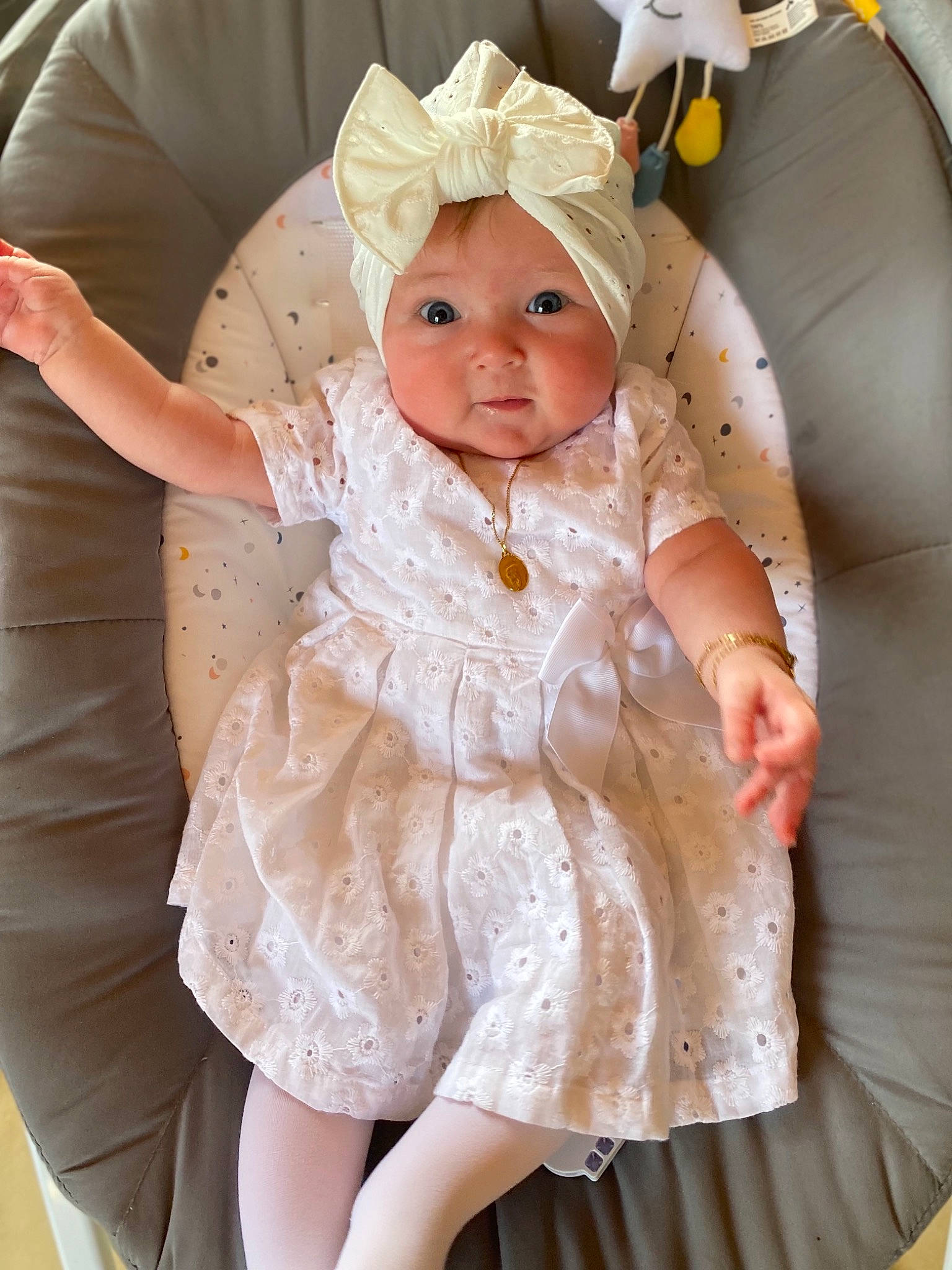 Rose a rejoint le concours — aidez-le/la à gagner de superbes lots ! baby, baby_toddler_clothing, chair, cheek, comfort, day_dress, dress, embellishment, eye, face, happy, headwear, human_body, iris, person, pink, skin, sleeve, textile, toddler