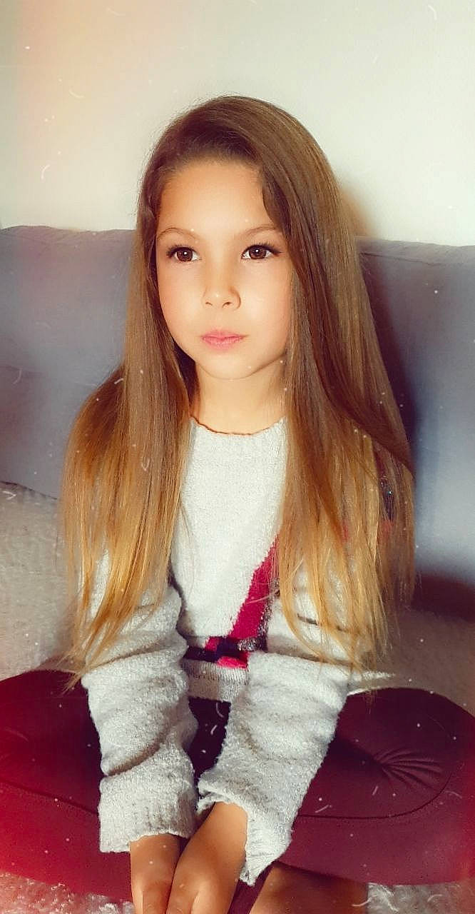 Cyana a rejoint le concours — aidez-le/la à gagner de superbes lots ! beauty, black_hair, blond, brown_hair, child_model, eyebrow, face, forehead, hair, hair_coloring, hairstyle, layered_hair, lip, long_hair, person, smile, step_cutting