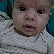 Albin participe au concours pour gagner de l'argent avec cette photo : baby, infant, face, close_up, onesie, blanket, curious, wide_eyes, mouth_open, head, skin, person, portrait, child, indoors, soft_texture, fabric, colorful_background, resting, young