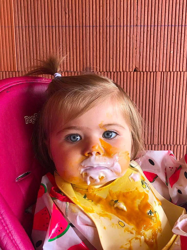 Norah participe au concours pour gagner de l'argent avec cette photo : baby, baby_products, baby_toddler_clothing, bib, cheek, child, eyelash, facial_expression, fun, happy, head, iris, lip, mouth, nose, person, pink, sitting, skin, toddler