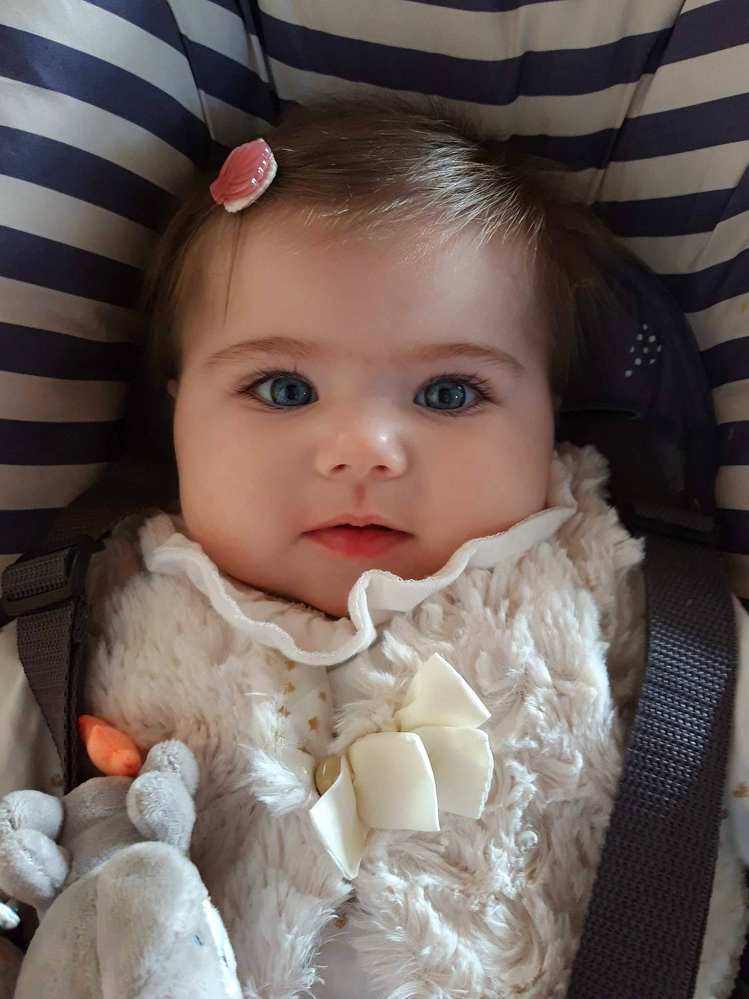 Norah participe au concours pour gagner de l'argent avec cette photo : baby, baby_toddler_clothing, cheek, child, comfort, eye, eyebrow, eyelash, fashion_accessory, flash_photography, fur, iris, linens, lip, nose, outerwear, person, skin, toddler, white