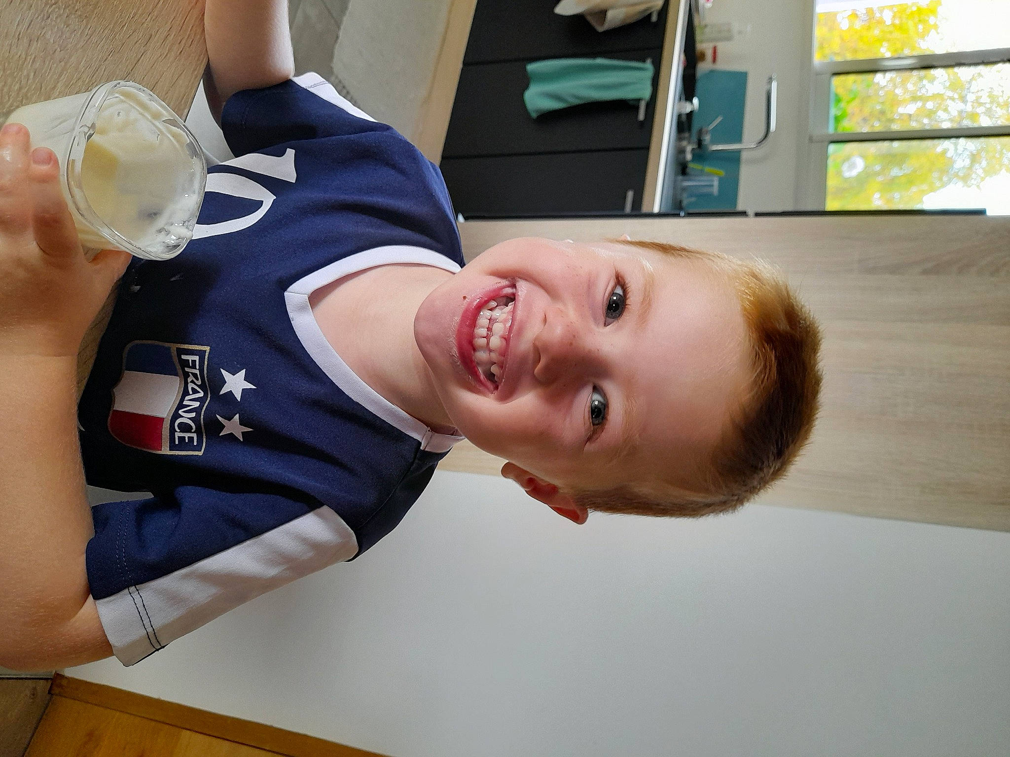 Tilio a rejoint le concours — aidez-le/la à gagner de superbes lots ! chest, elbow, finger, fun, gesture, happy, joint, joy, knee, leisure, mouth, neck, person, shorts, shoulder, smile, sportswear, t_shirt, thigh, toddler