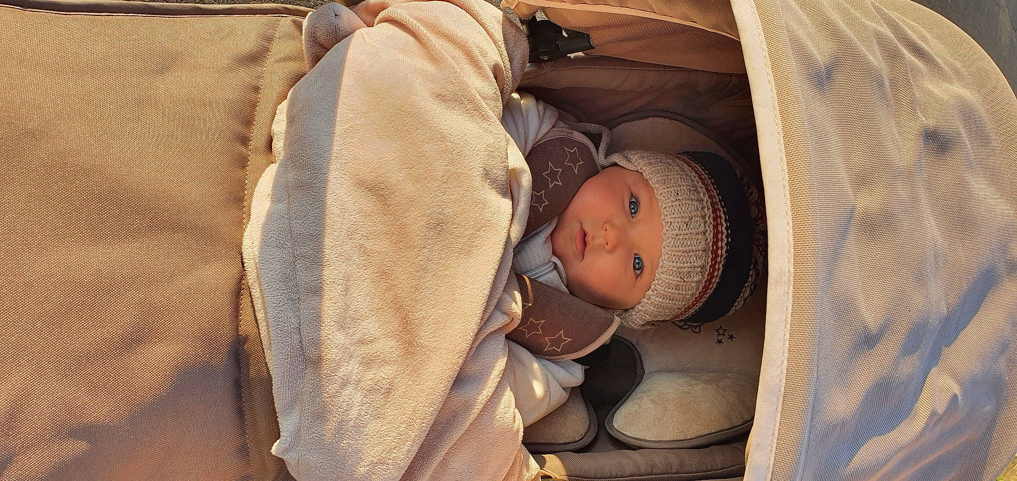 Ugo a rejoint le concours — aidez-le/la à gagner de superbes lots ! baby, baby_carriage, baby_products, baby_safety, baby_sleeping, baby_toddler_clothing, brown, car_seat, child, comfort, hat, headgear, headwear, infant_bed, linens, nap, person, room, skin, sleep