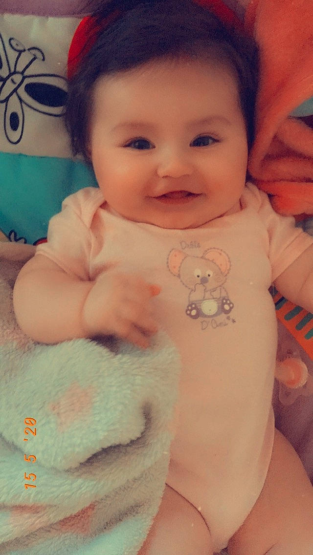 Naëlia participe au concours pour gagner de l'argent avec cette photo : baby, baby_toddler_clothing, beauty, cheek, child, eye, face, forehead, head, lip, mouth, nose, person, skin, smile, thumb, toddler