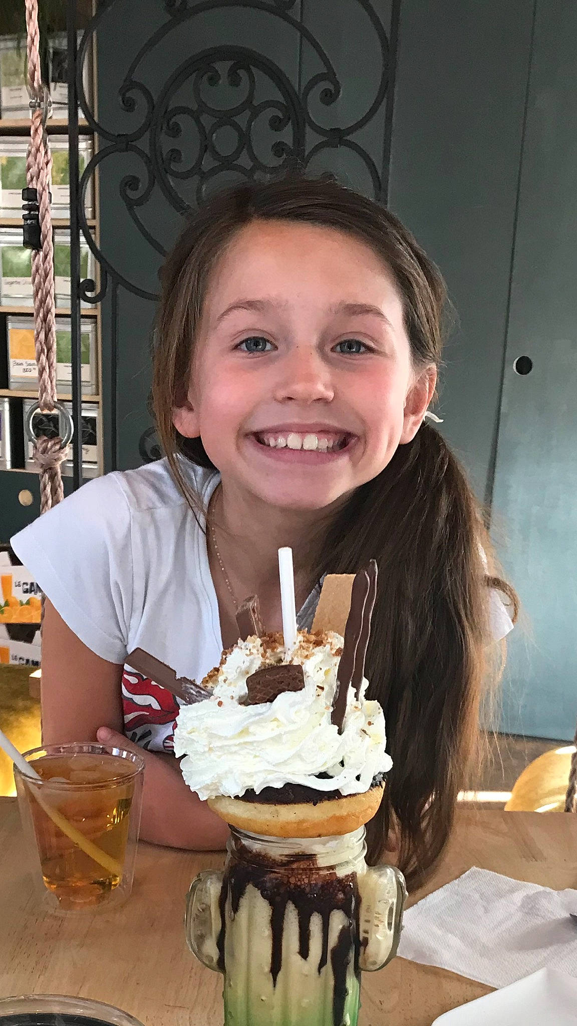 Shellsea a rejoint le concours — aidez-le/la à gagner de superbes lots ! baked_goods, birthday_cake, birthday_candle, cake, cake_decorating, candle, cream, cuisine, dish, drink, food, frozen_dessert, happy, ice_cream, ingredient, joy, person, plate, smile, sweetness