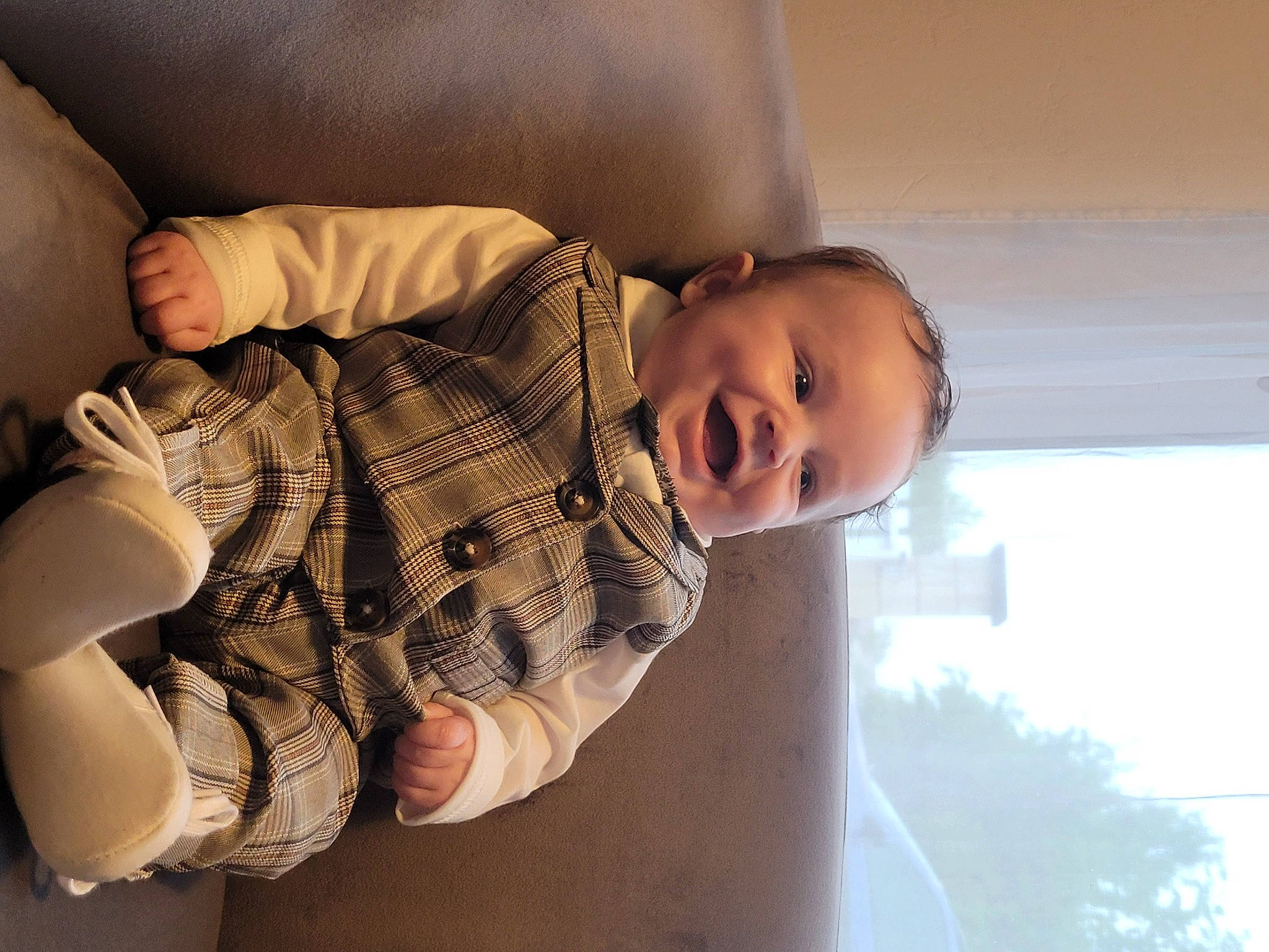 Alek participe au concours pour gagner de l'argent avec cette photo : arm, baby, comfort, elbow, eye, finger, hand, happy, human_body, joint, leg, lip, mouth, neck, nose, person, shoulder, skin, smile, toddler