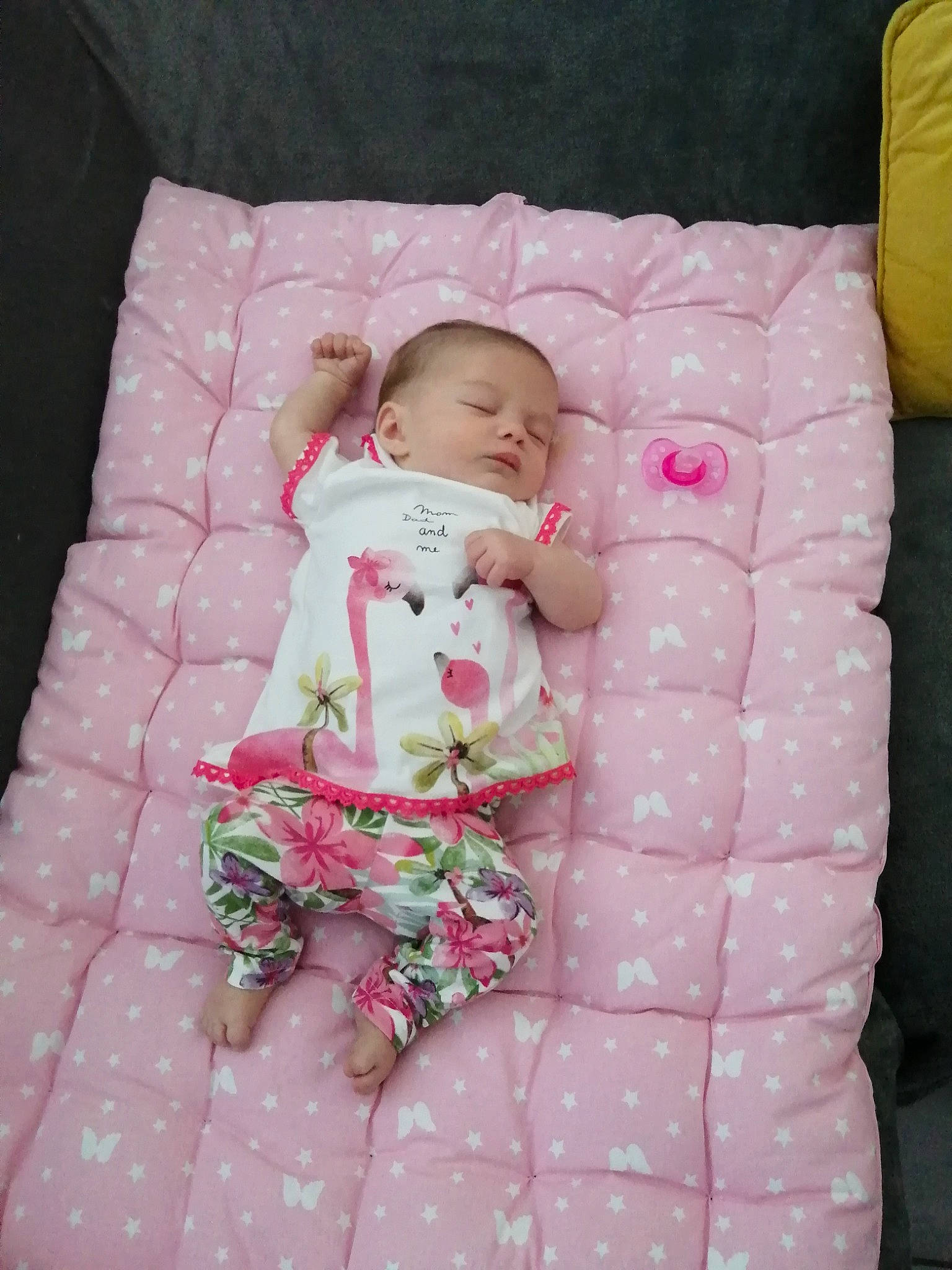 Lyana a rejoint le concours — aidez-le/la à gagner de superbes lots ! baby, baby_sleeping, baby_toddler_clothing, bedding, cheek, child, comfort, face, finger, linens, magenta, pattern, person, pink, product, purple, sitting, skin, sleeve, textile