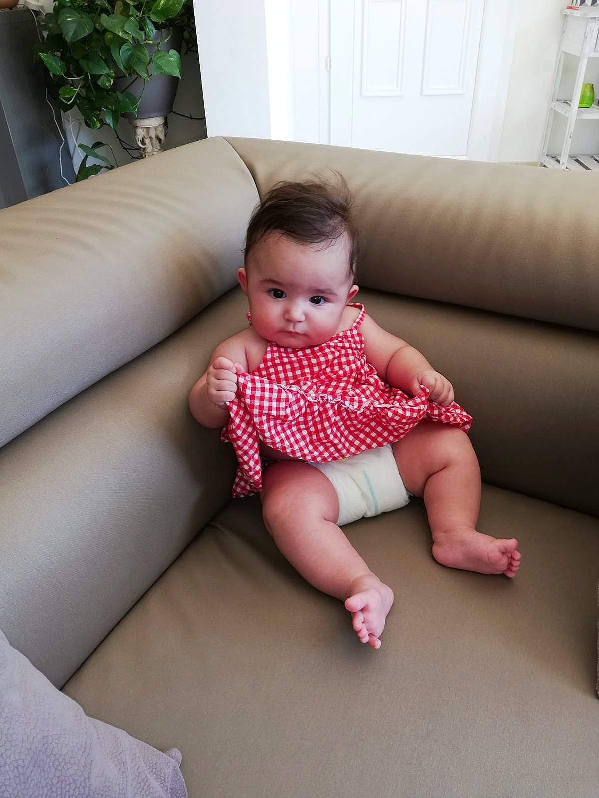 Lara Anaïs participe au concours pour gagner de l'argent avec cette photo : baby, baby_toddler_clothing, child, comfort, couch, eye, floor, flooring, human_body, human_leg, knee, person, pink, plant, skin, sleeve, sock, studio_couch, textile, thigh