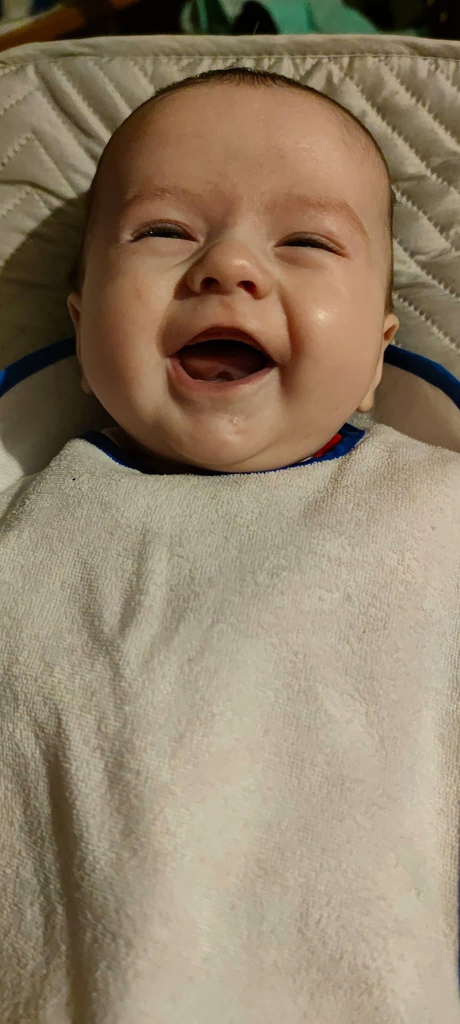 Zack participe au concours pour gagner de l'argent avec cette photo : baby, baby_laughing, baby_making_funny_faces, baby_toddler_clothing, cheek, child, collar, comfort, eyebrow, happy, jaw, laugh, lip, nose, person, shout, skin, sleeve, smile, toddler