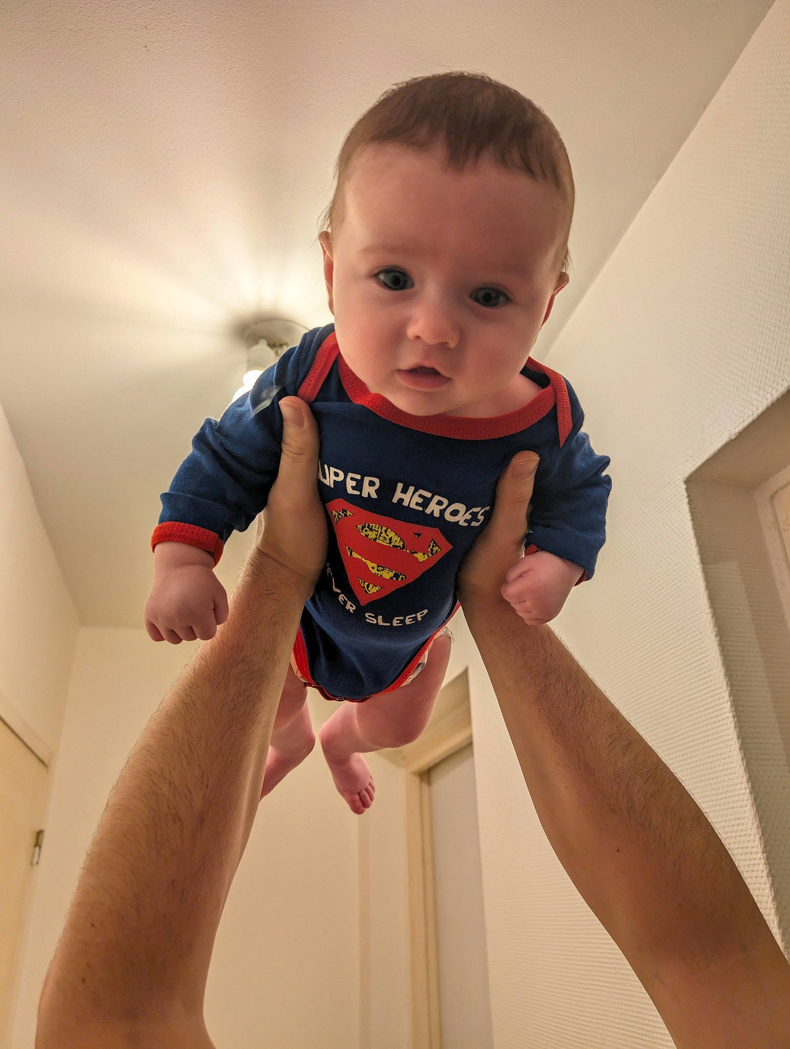 Zack a rejoint le concours — aidez-le/la à gagner de superbes lots ! baby, baby_toddler_clothing, cheek, comfort, elbow, electric_blue, gesture, happy, human_body, human_leg, joint, knee, neck, person, shoulder, sleeve, stomach, t_shirt, thigh, toddler