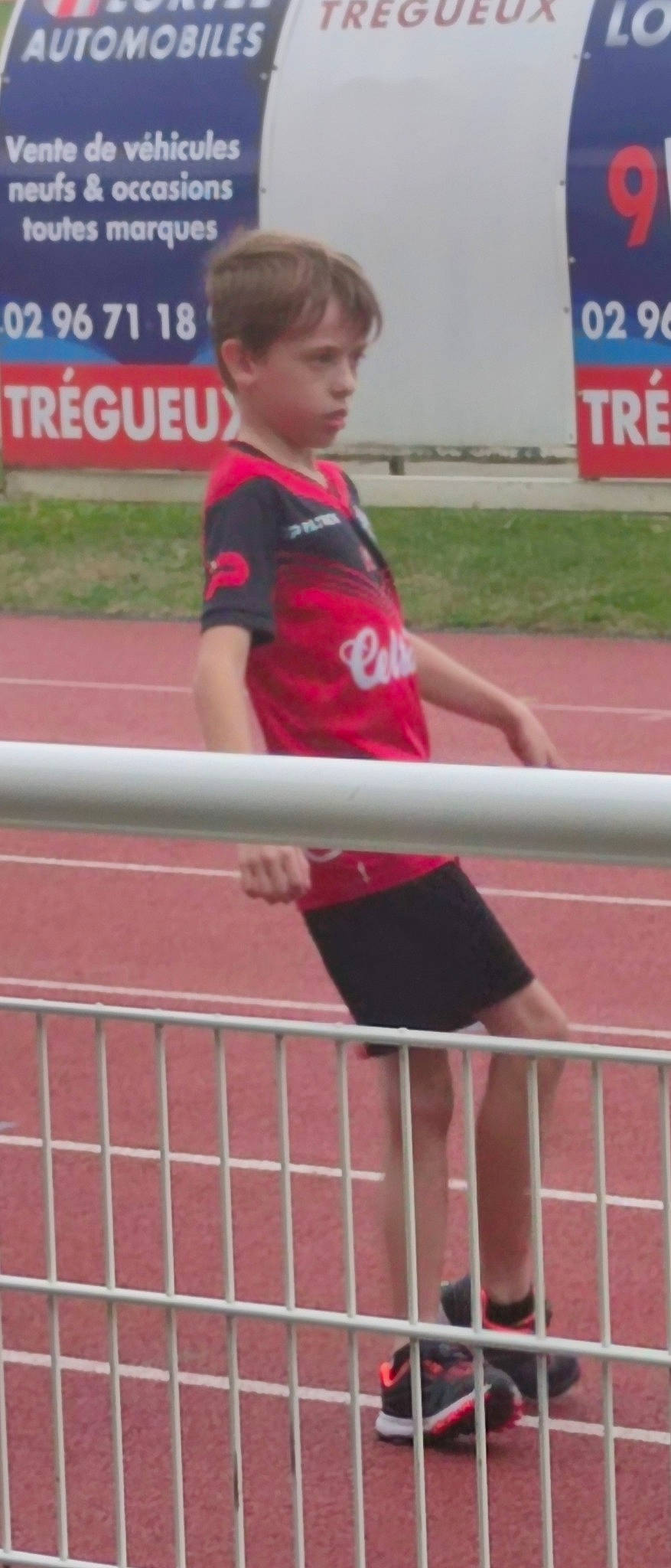 Nathan a rejoint le concours — aidez-le/la à gagner de superbes lots ! athlete, athletics, championship, competition_event, fence, heptathlon, hurdle, hurdling, obstacle_race, person, player, recreation, running, shoe, shorts, sports, sports_equipment, sports_uniform, sportswear, stadium