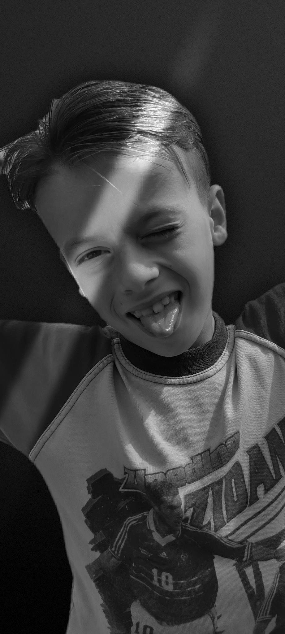 Nathan participe au concours pour gagner de l'argent avec cette photo : black, black_and_white, cheek, chin, ear, eyebrow, eyelash, flash_photography, hair, happy, jaw, lip, mouth, neck, nose, person, skin, sleeve, smile, style