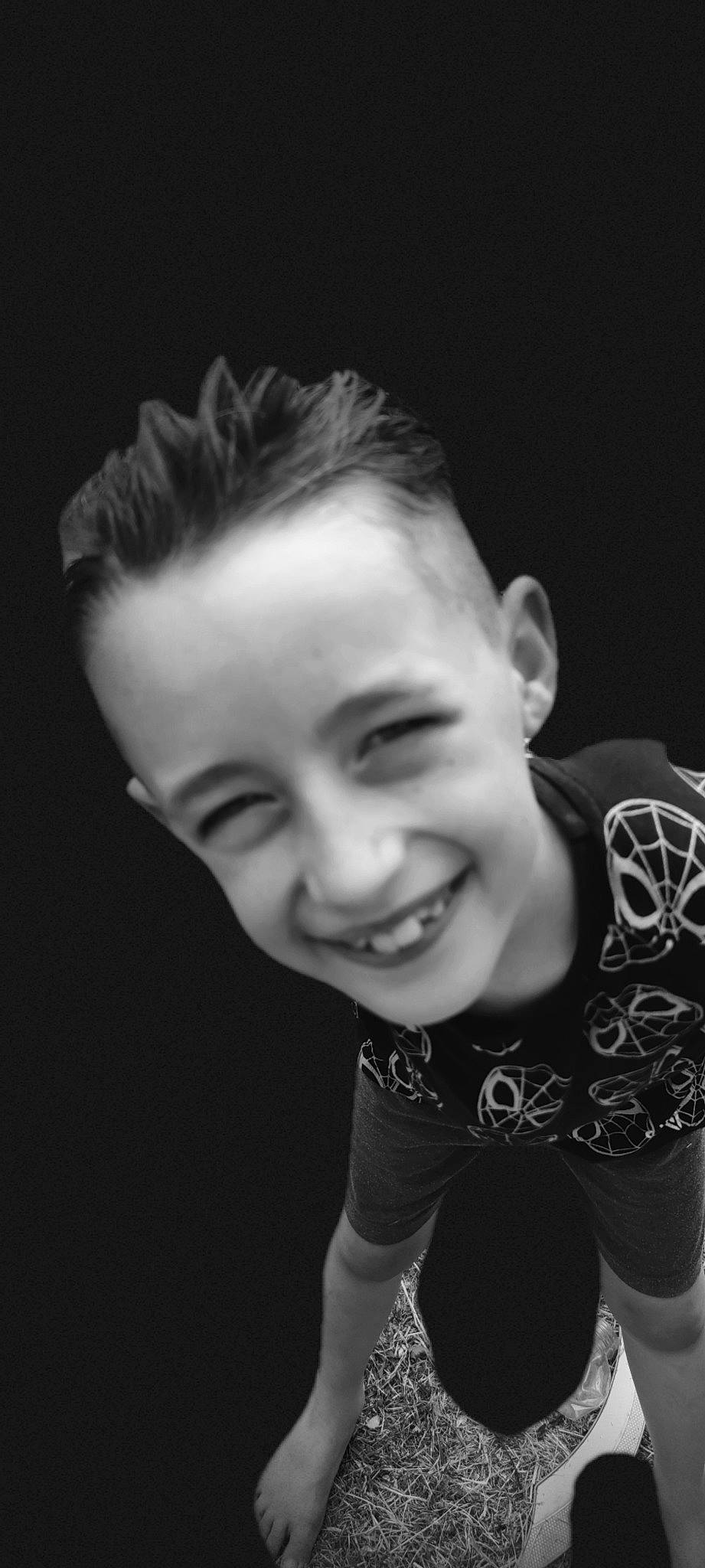 Noah a rejoint le concours — aidez-le/la à gagner de superbes lots ! black_and_white, cheek, ear, eyebrow, eyelash, facial_expression, flash_photography, fun, gesture, happy, human_body, iris, jaw, joy, lip, monochrome_photography, mouth, nose, person, smile