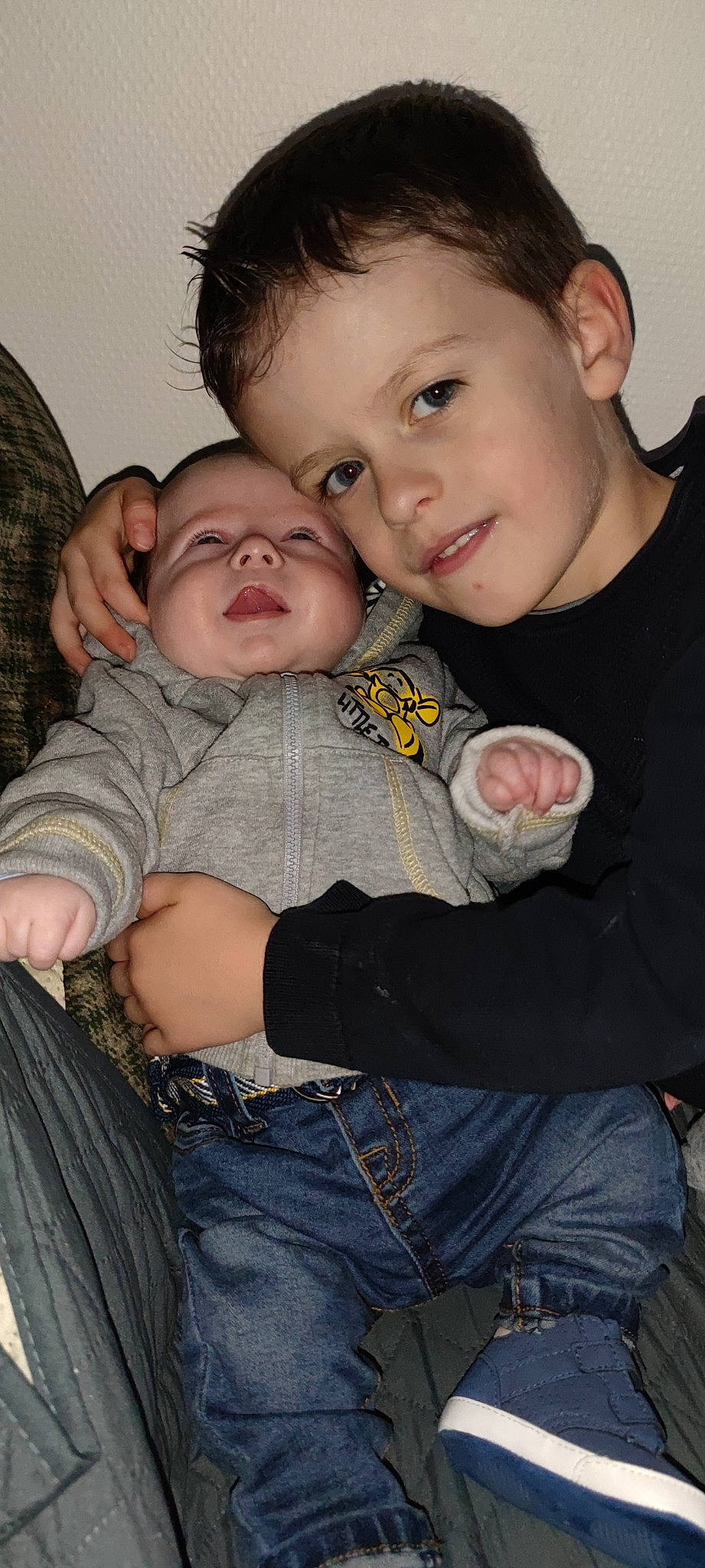 Aaron a rejoint le concours — aidez-le/la à gagner de superbes lots ! cheek, eye, face, facial_expression, flash_photography, gesture, hairstyle, hand, happy, head, human_body, interaction, iris, nose, organ, person, skin, sleeve, smile, standing