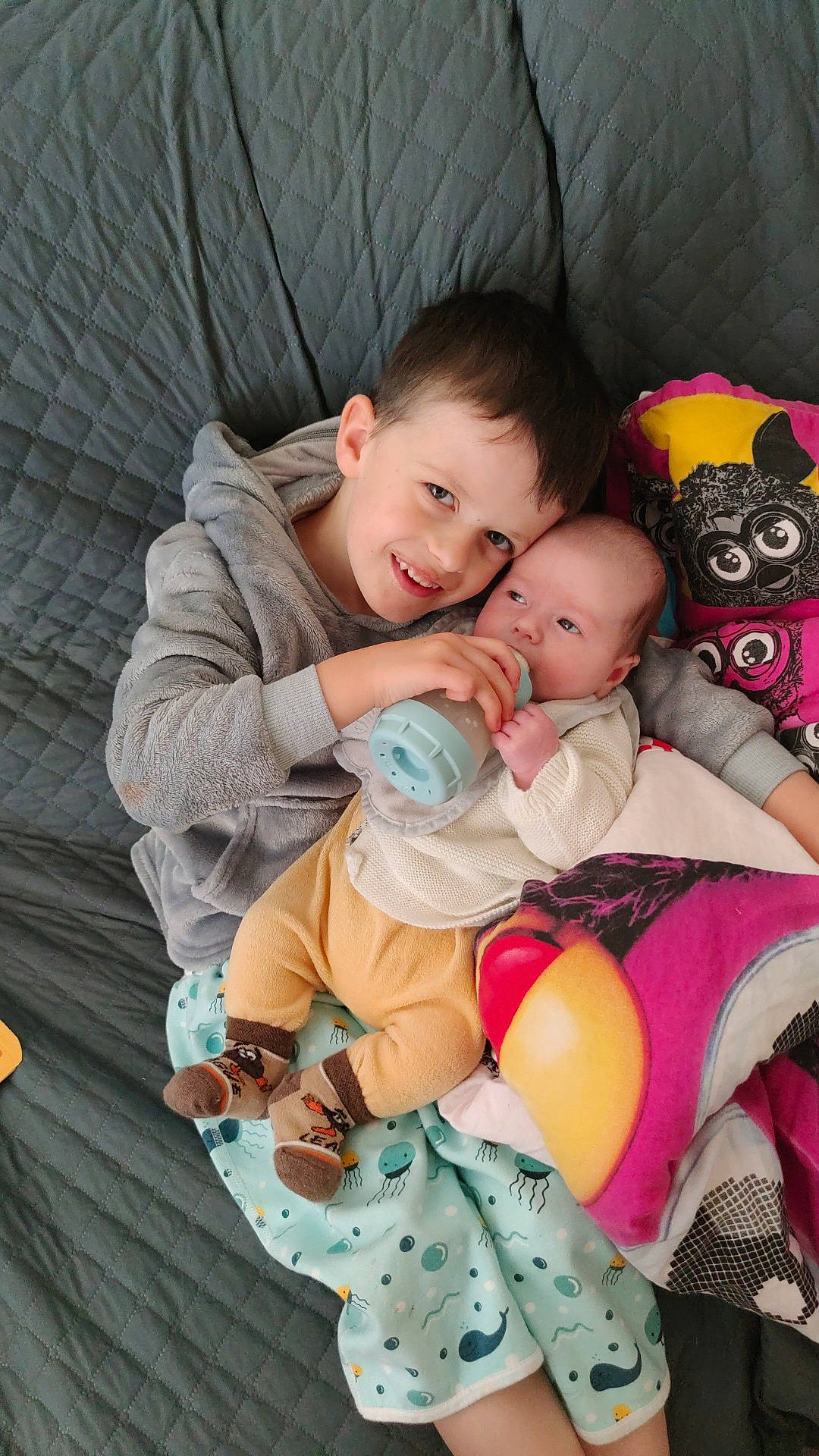 Aaron participe au concours pour gagner de l'argent avec cette photo : baby, baby_products, baby_toddler_clothing, cheek, comfort, eye, finger, fun, hand, happy, head, human_body, iris, joy, lap, mouth, person, sitting, skin, smile