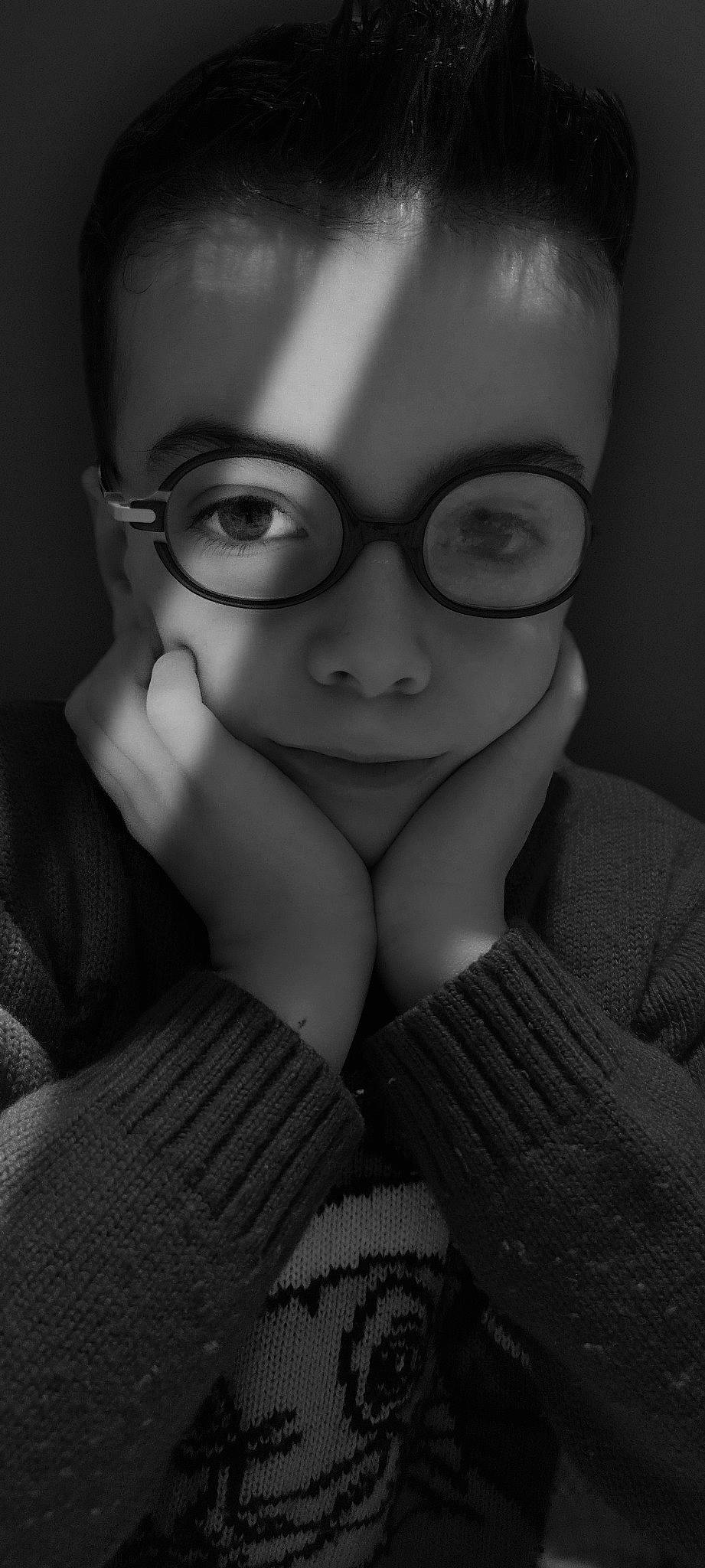 Ethan participe au concours pour gagner de l'argent avec cette photo : black_and_white, cheek, chin, comfort, cool, eye, eyebrow, eyelash, eyewear, finger, flash_photography, gesture, glasses, grey, hand, happy, lip, nose, person, style