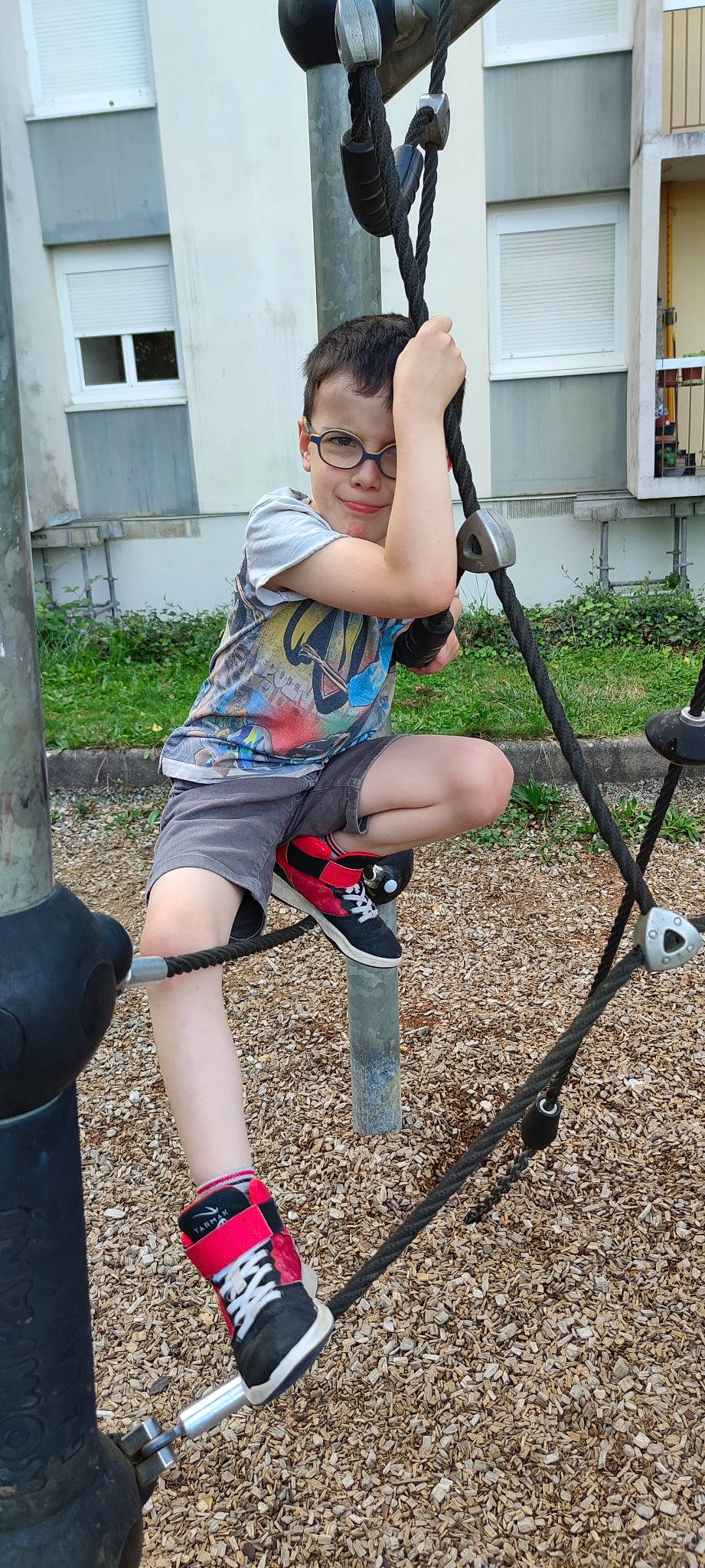 Ethan participe au concours pour gagner de l'argent avec cette photo : carmine, child, electric_blue, fun, grass, human_leg, knee, leg, leisure, person, plant, play, recreation, shorts, sitting, smile, soil, t_shirt, thigh, toddler