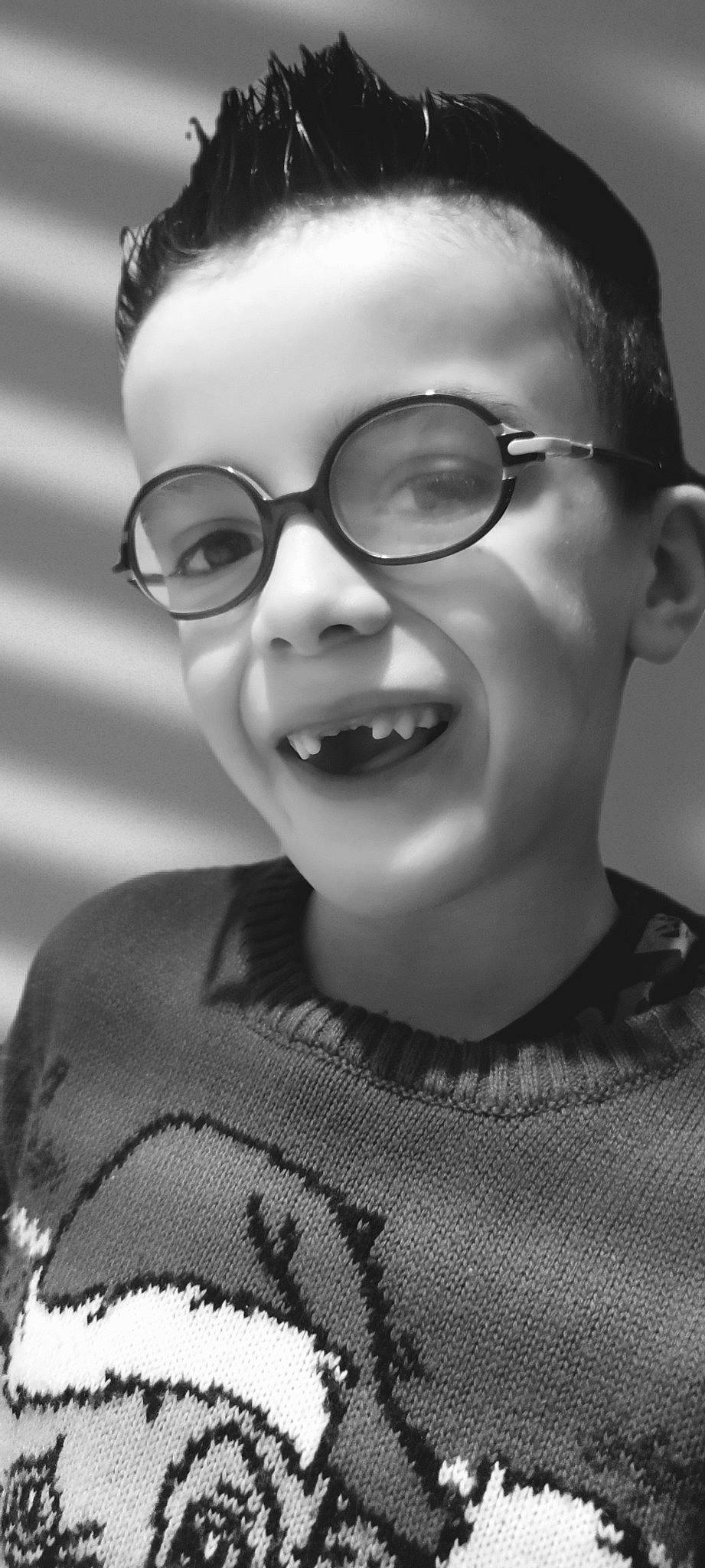 Ethan participe au concours pour gagner de l'argent avec cette photo : black, black_and_white, cheek, eyebrow, eyelash, eyewear, flash_photography, forehead, gesture, glasses, happy, jaw, lip, monochrome_photography, neck, nose, person, smile, style, vision_care
