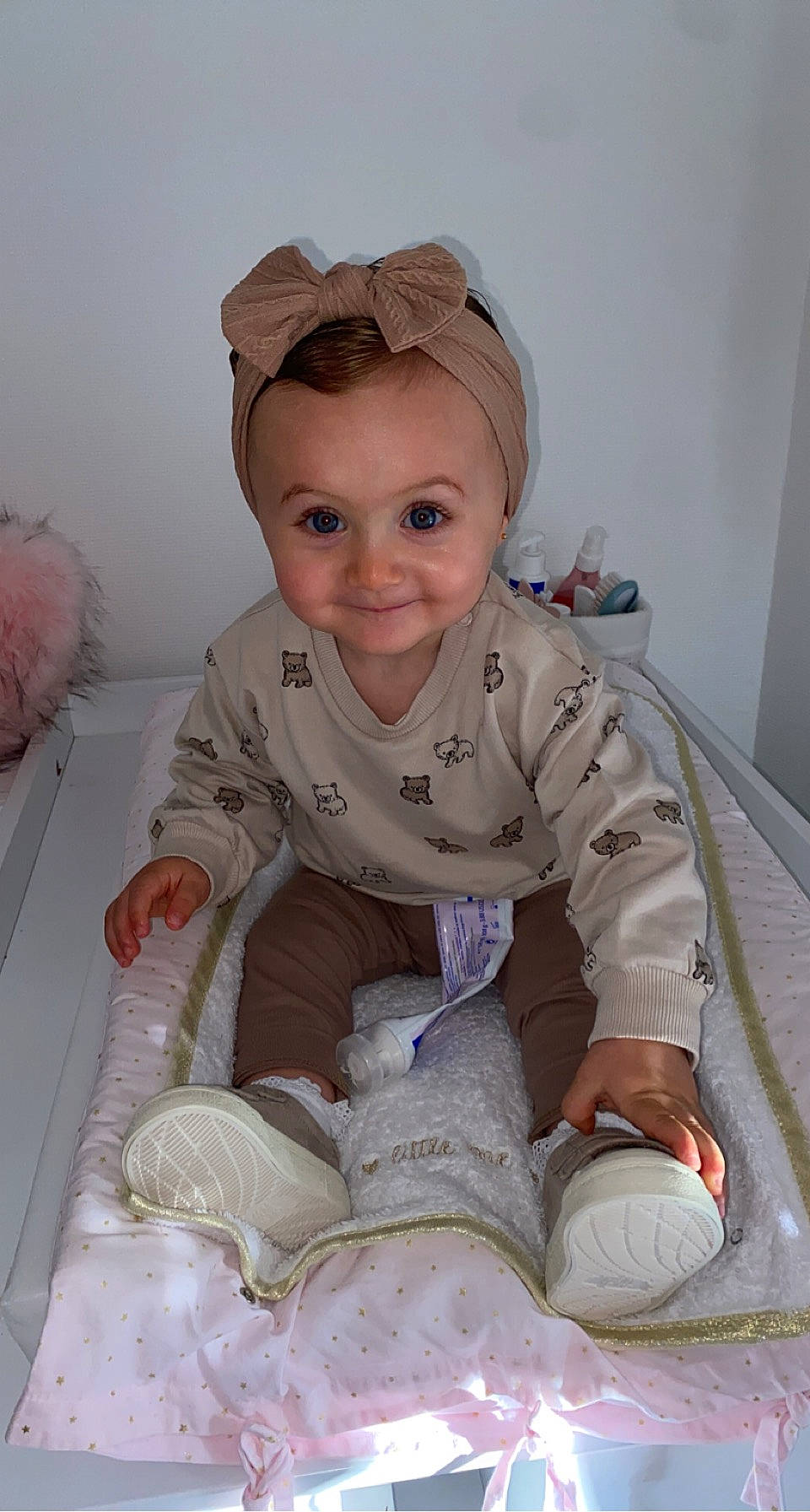 Eva a rejoint le concours — aidez-le/la à gagner de superbes lots ! baby, baby_products, baby_toddler_clothing, cheek, child, comfort, eye, fashion_accessory, flooring, happy, head, human_body, joy, linens, person, room, sitting, skin, sleeve, smile