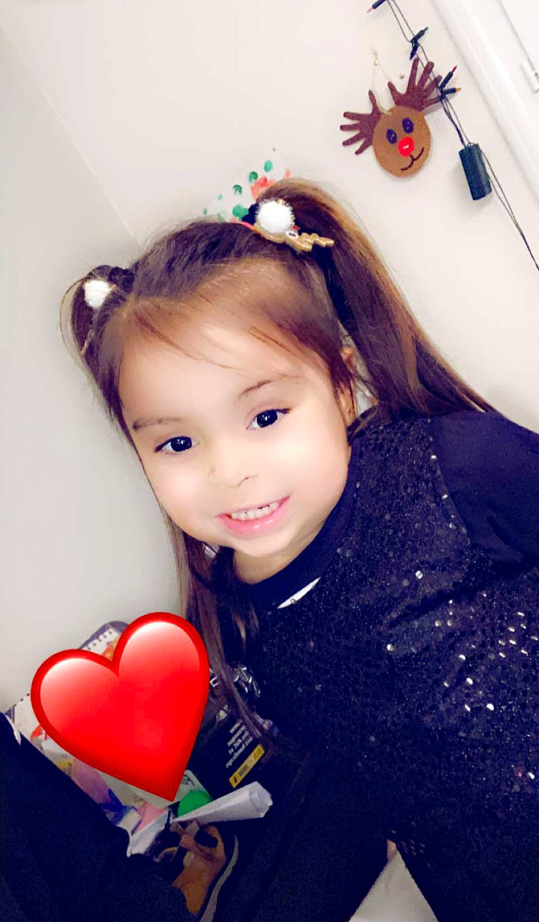 Jùlia a rejoint le concours — aidez-le/la à gagner de superbes lots ! baby_toddler_clothing, balloon, brown_hair, carmine, child_model, costume_accessory, hair_accessory, hairstyle, happy, headband, headpiece, heart, holiday, joy, love, organ, person, toddler, toy