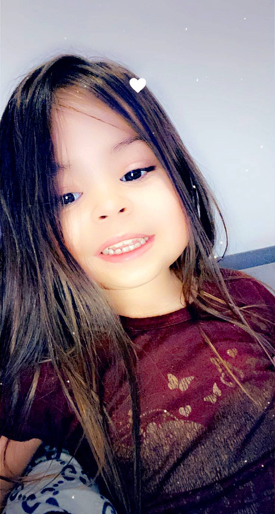 Jùlia participe au concours pour gagner de l'argent avec cette photo : bangs, beauty, black_hair, brown_hair, cheek, child_model, cool, eye, eyebrow, eyelash, flash_photography, forehead, hairstyle, iris, joy, layered_hair, lip, long_hair, mouth, organ