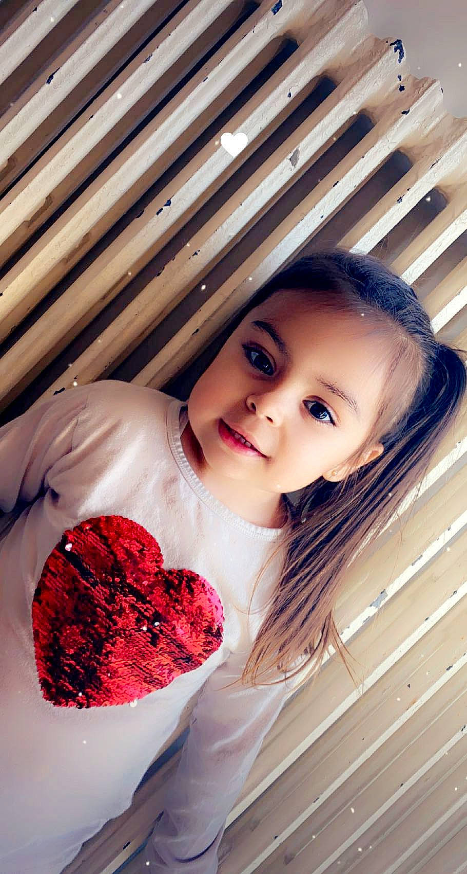 Jùlia a rejoint le concours — aidez-le/la à gagner de superbes lots ! beauty, brown_hair, child_model, fruit, joy, lip, love, person, photo_shoot, portrait_photography, strawberries, strawberry, virginia_strawberry