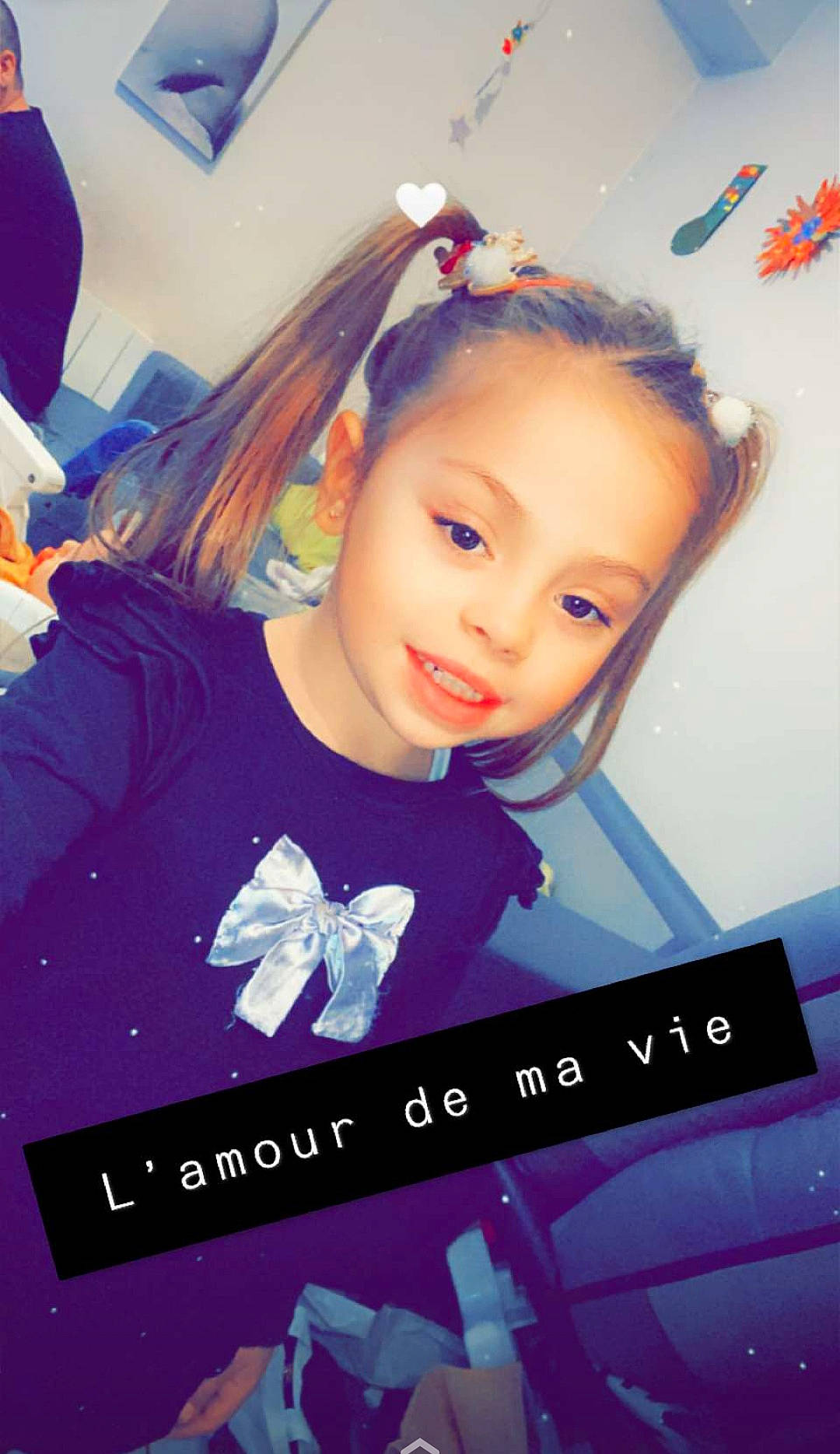 Mélina participe au concours pour gagner de l'argent avec cette photo : bow_tie, child_model, eye, eyelash, hair_accessory, hairstyle, headband, hime_cut, iris, joy, lip, long_hair, mouth, nose, person