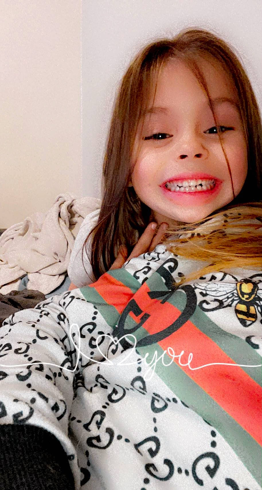 Mélina participe au concours pour gagner de l'argent avec cette photo : blond, brown_hair, cheek, child_model, cool, eye, eyebrow, eyelash, facial_expression, feathered_hair, hairstyle, iris, joy, lip, person, portrait, portrait_photography, toddler, tooth